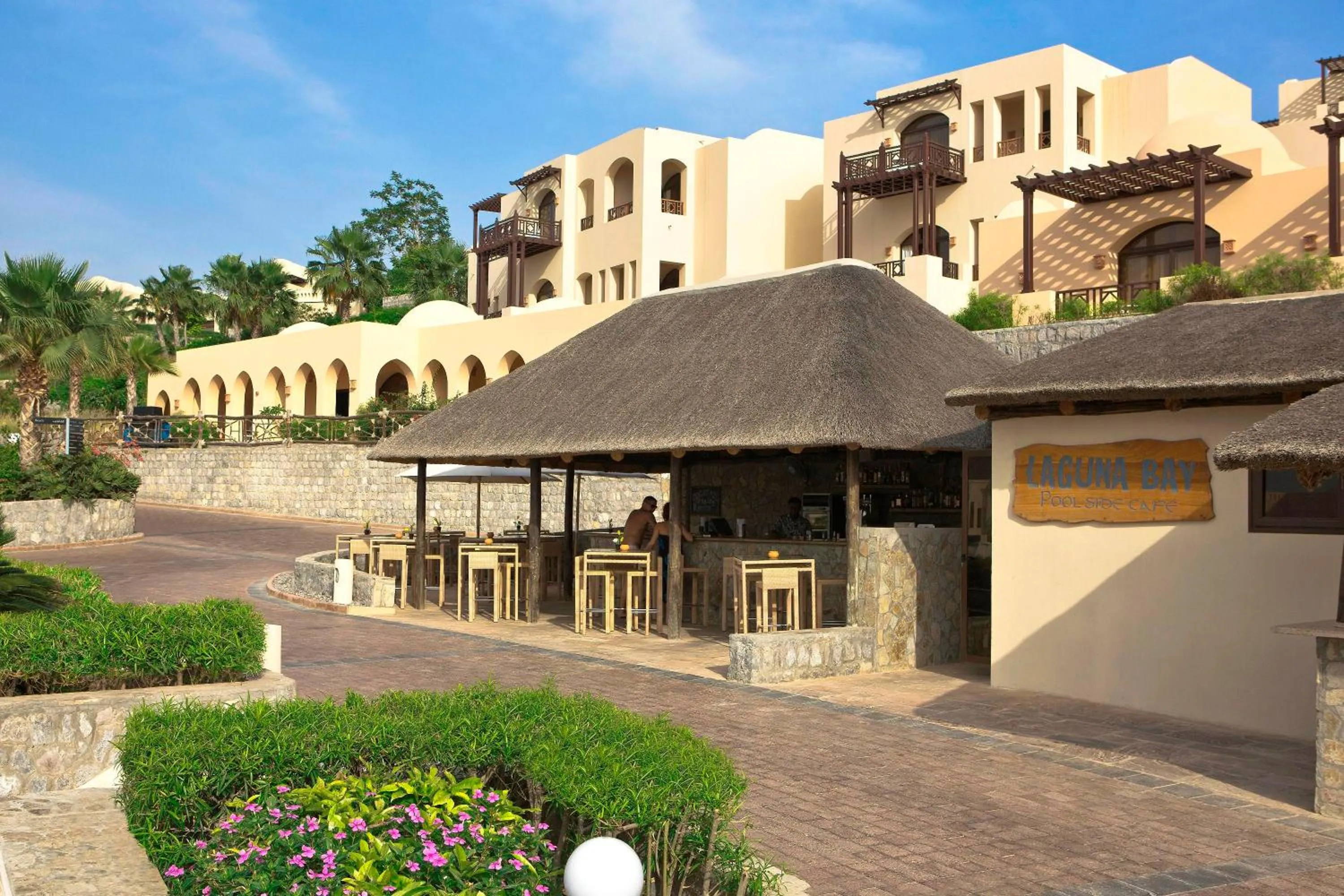 Lounge or bar in The Cove Rotana Resort - Ras Al Khaimah