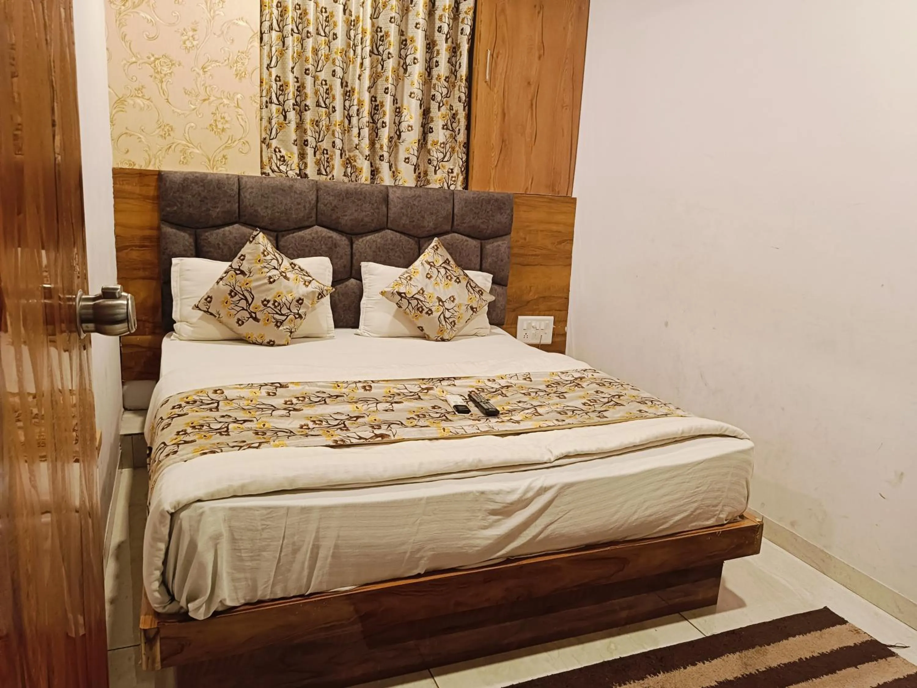 Bed in Hotel Mansarovar,Vadodara