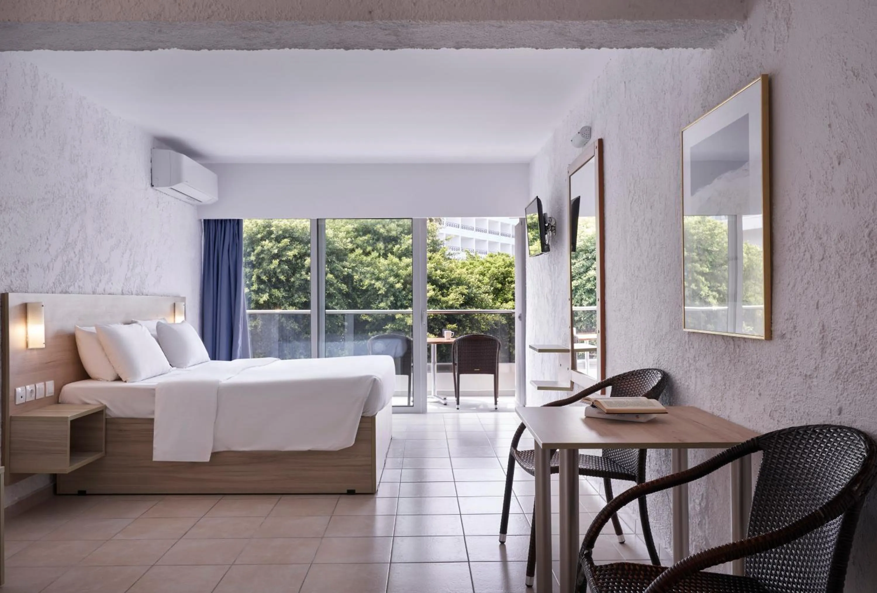 TV and multimedia, Bed in The Apartments by Esperia