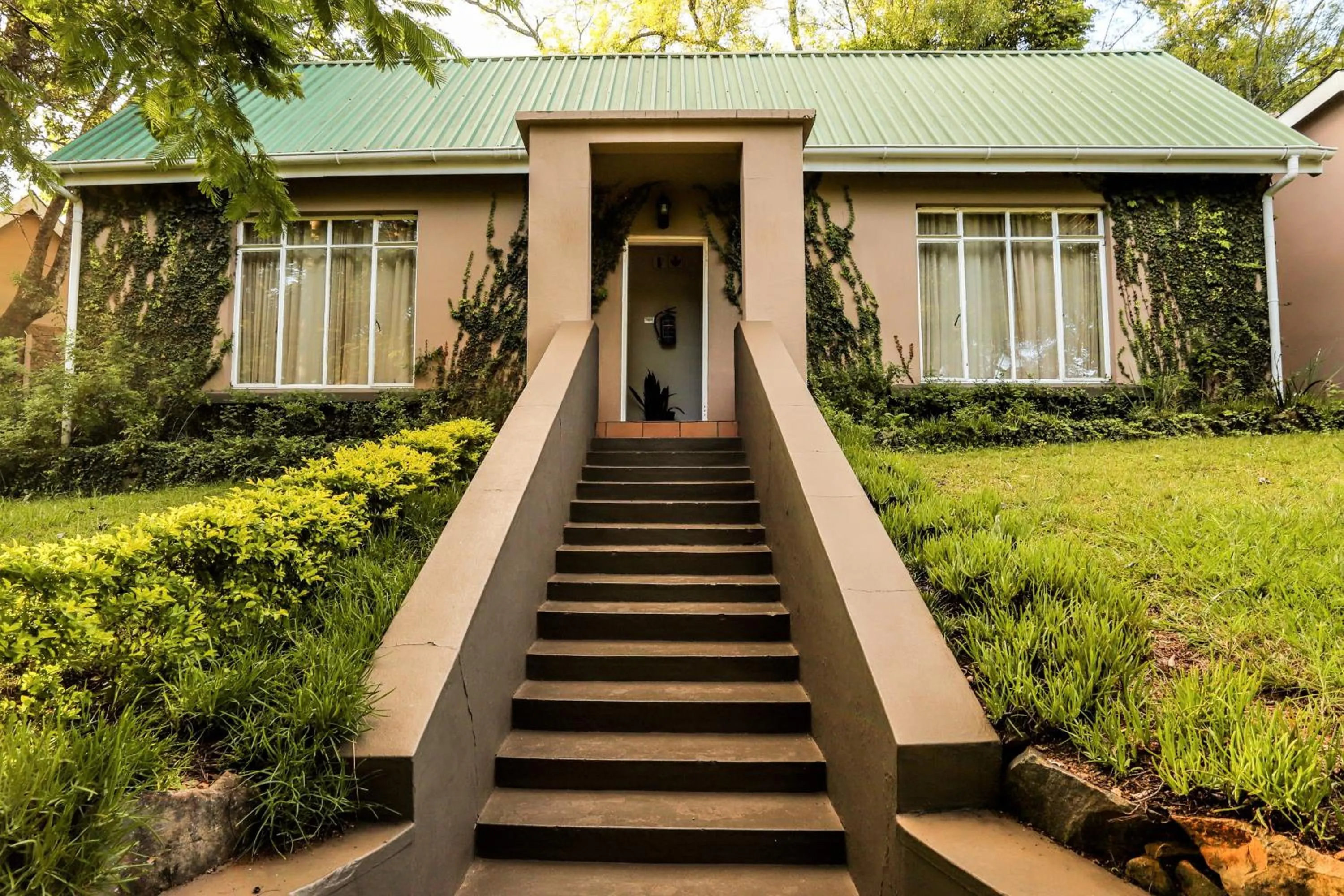 Facade/entrance in Mantenga Lodge