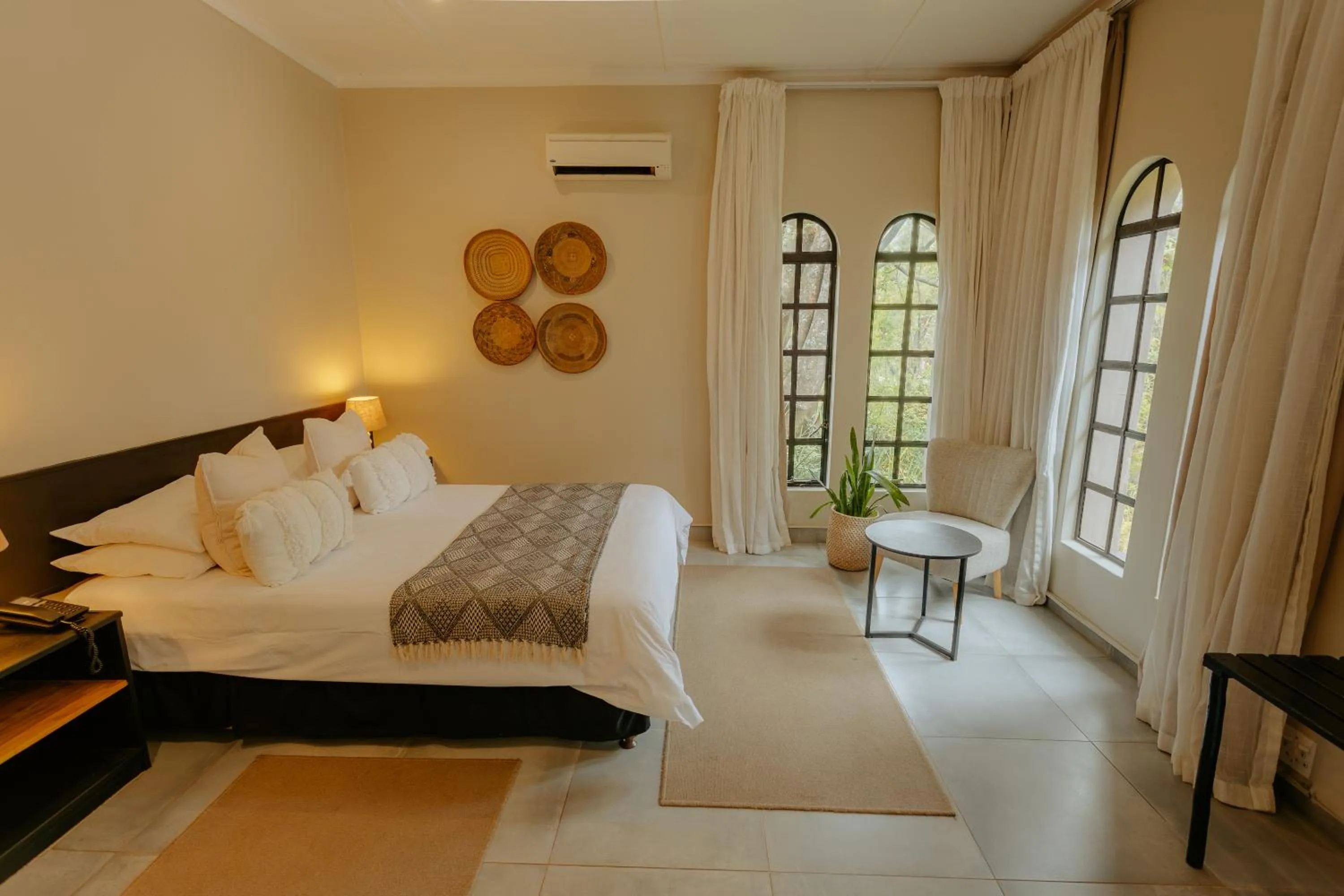 Property building, Bed in Mantenga Lodge