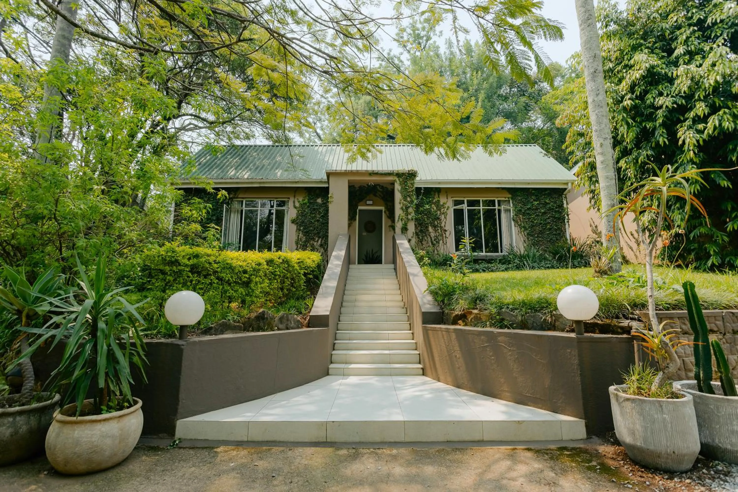 Property building in Mantenga Lodge