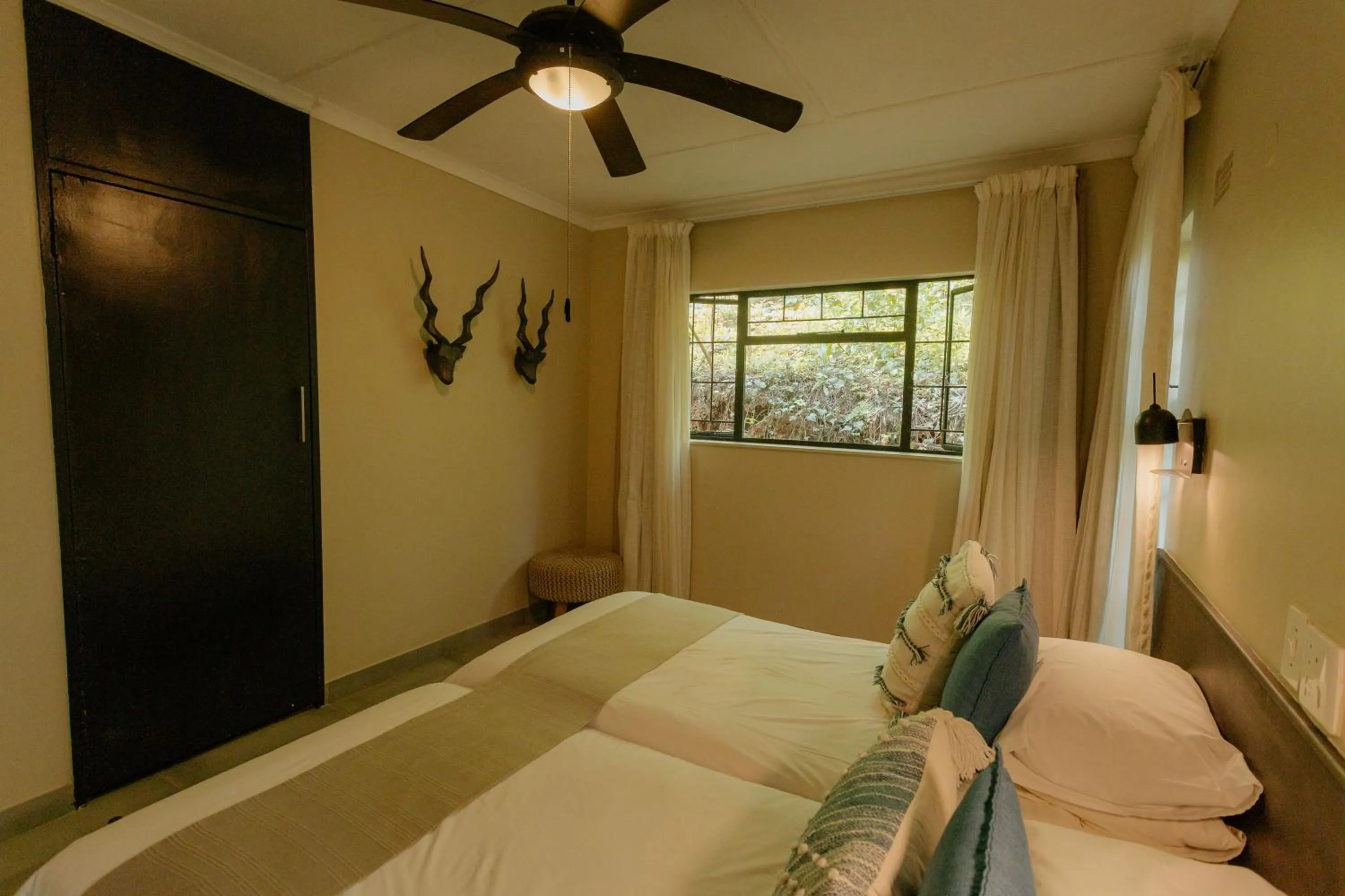Property building, Bed in Mantenga Lodge