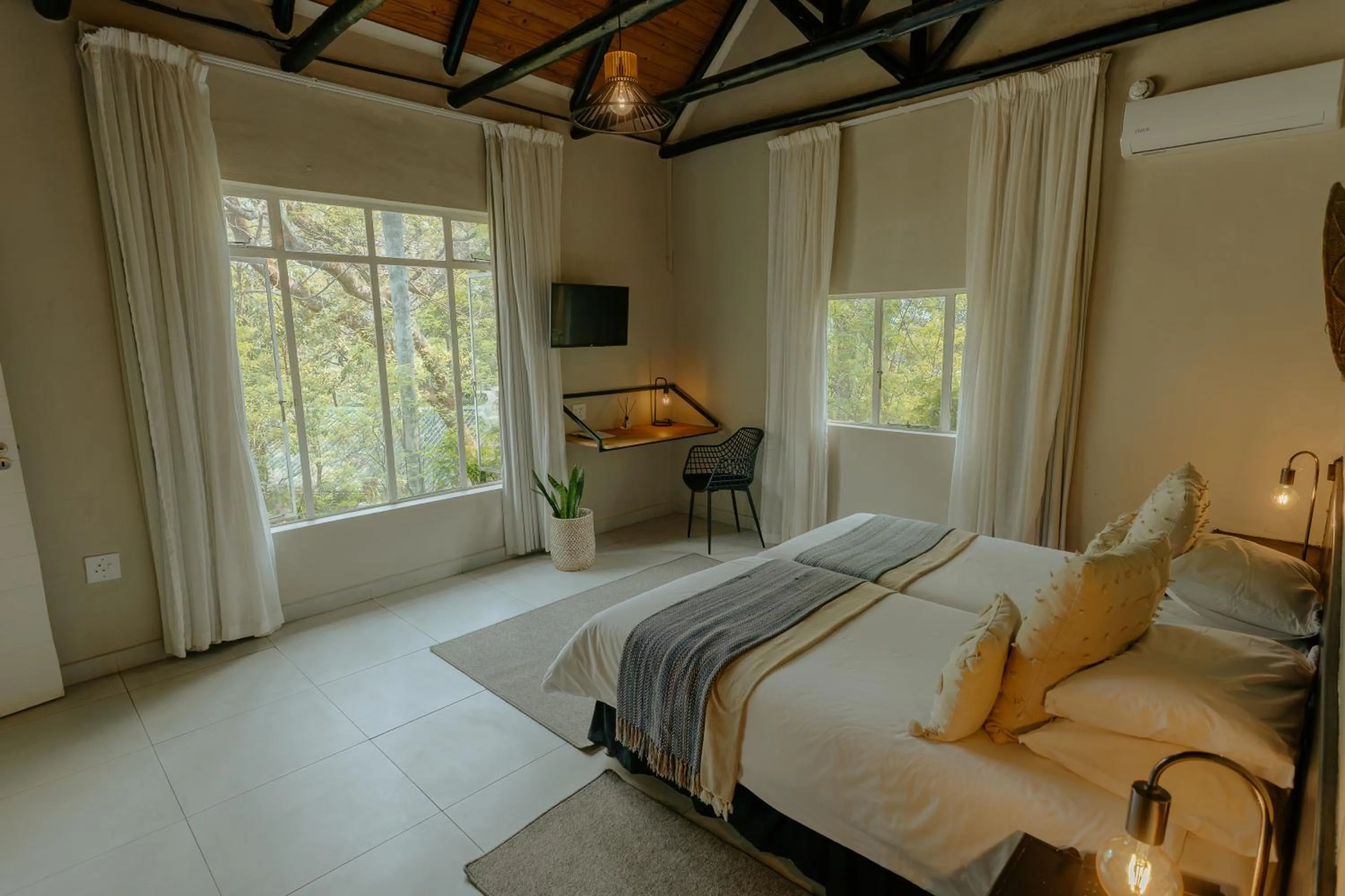 Property building, Bed in Mantenga Lodge