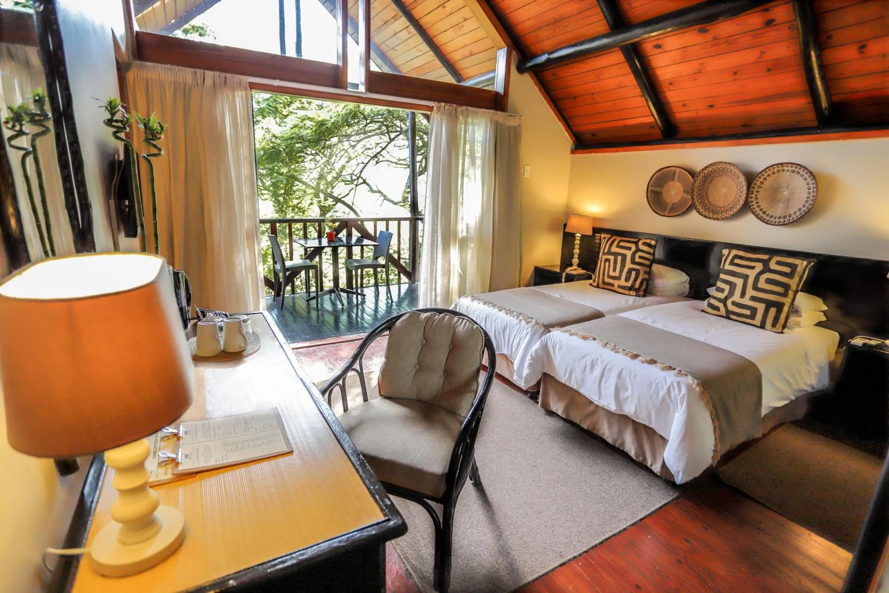 Photo of the whole room, Bed in Mantenga Lodge