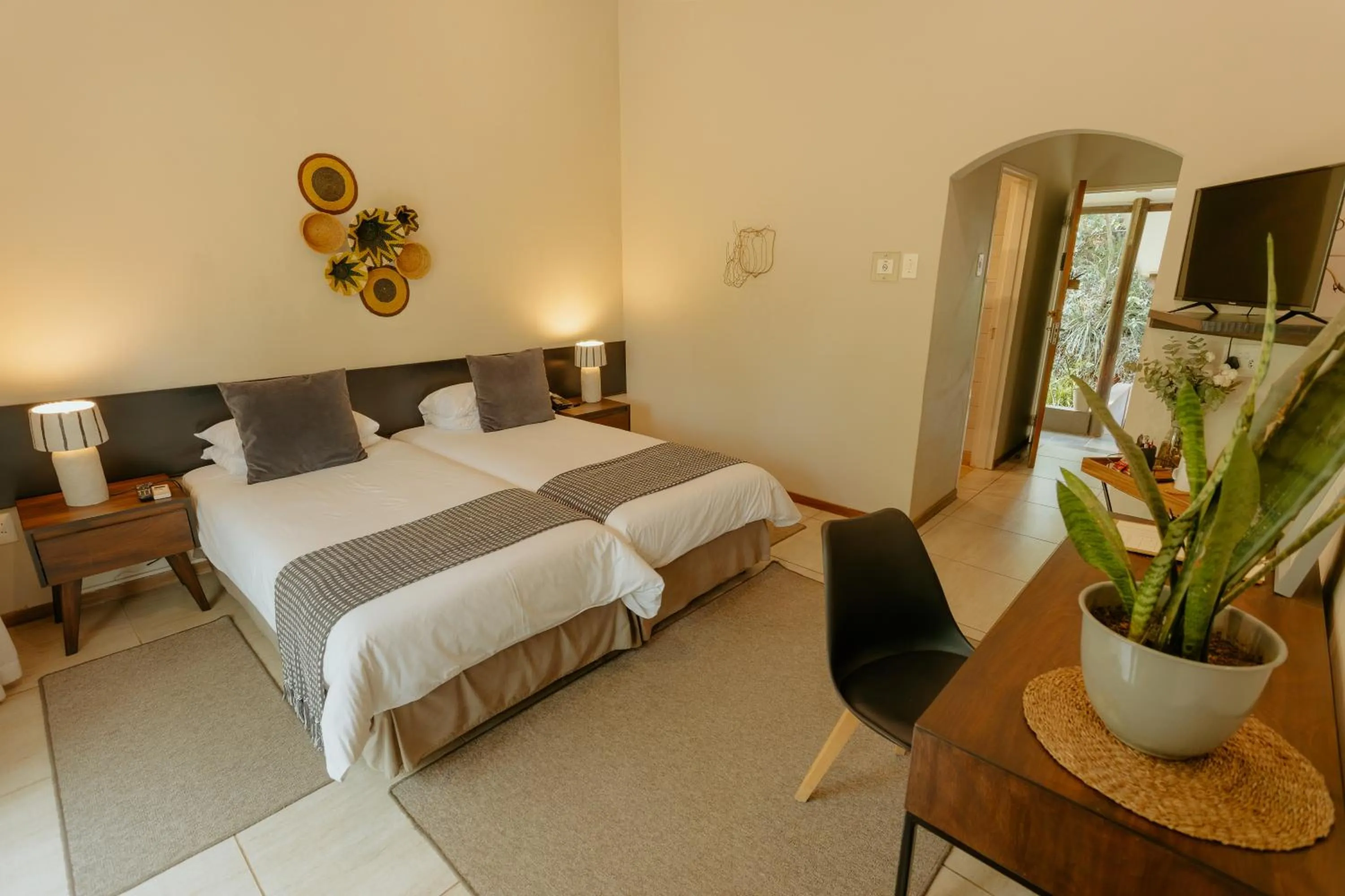 Property building, Bed in Mantenga Lodge