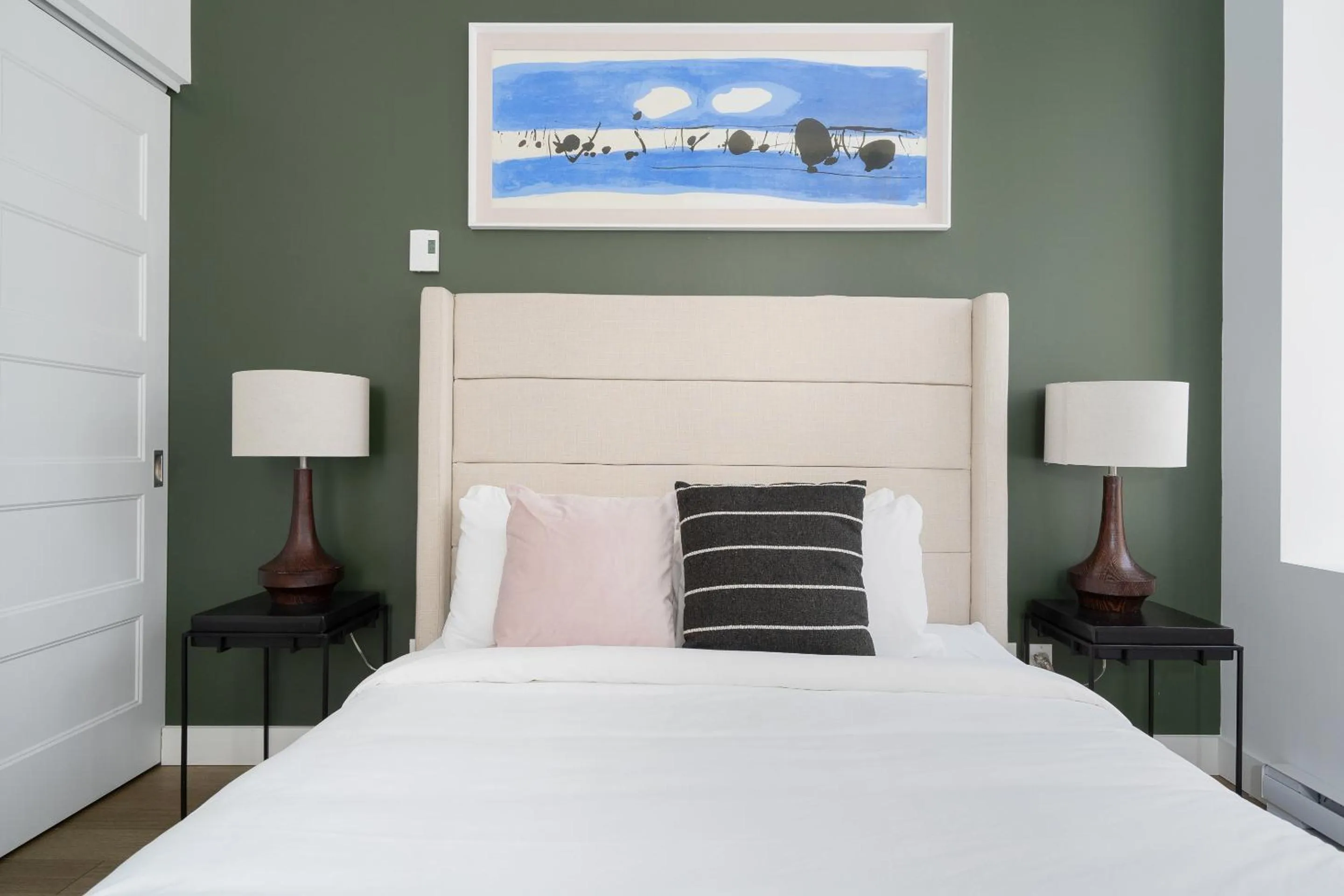 Bed in Bakan- Quartier des Congres, Convention District