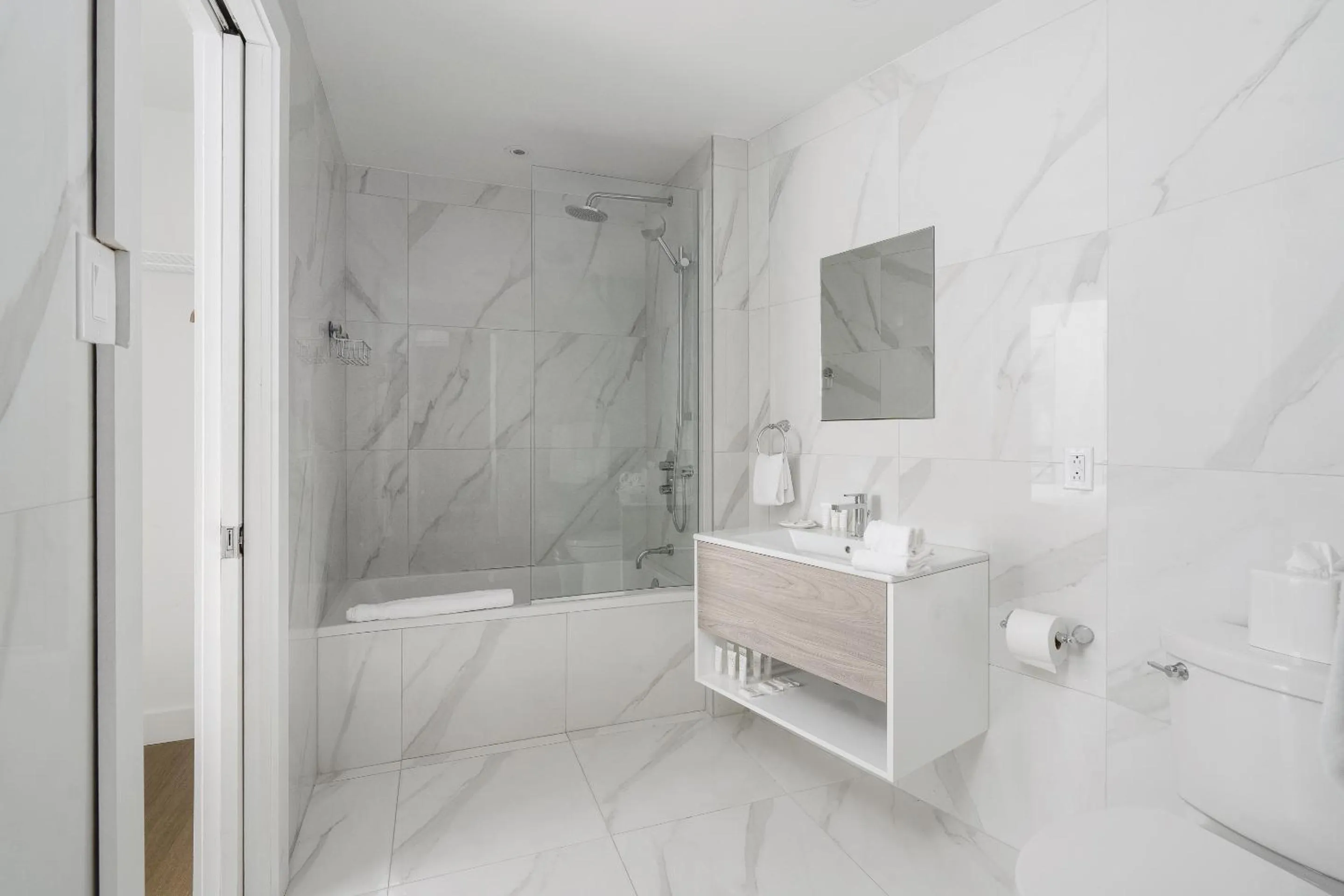 Bathroom in Bakan- Quartier des Congres, Convention District