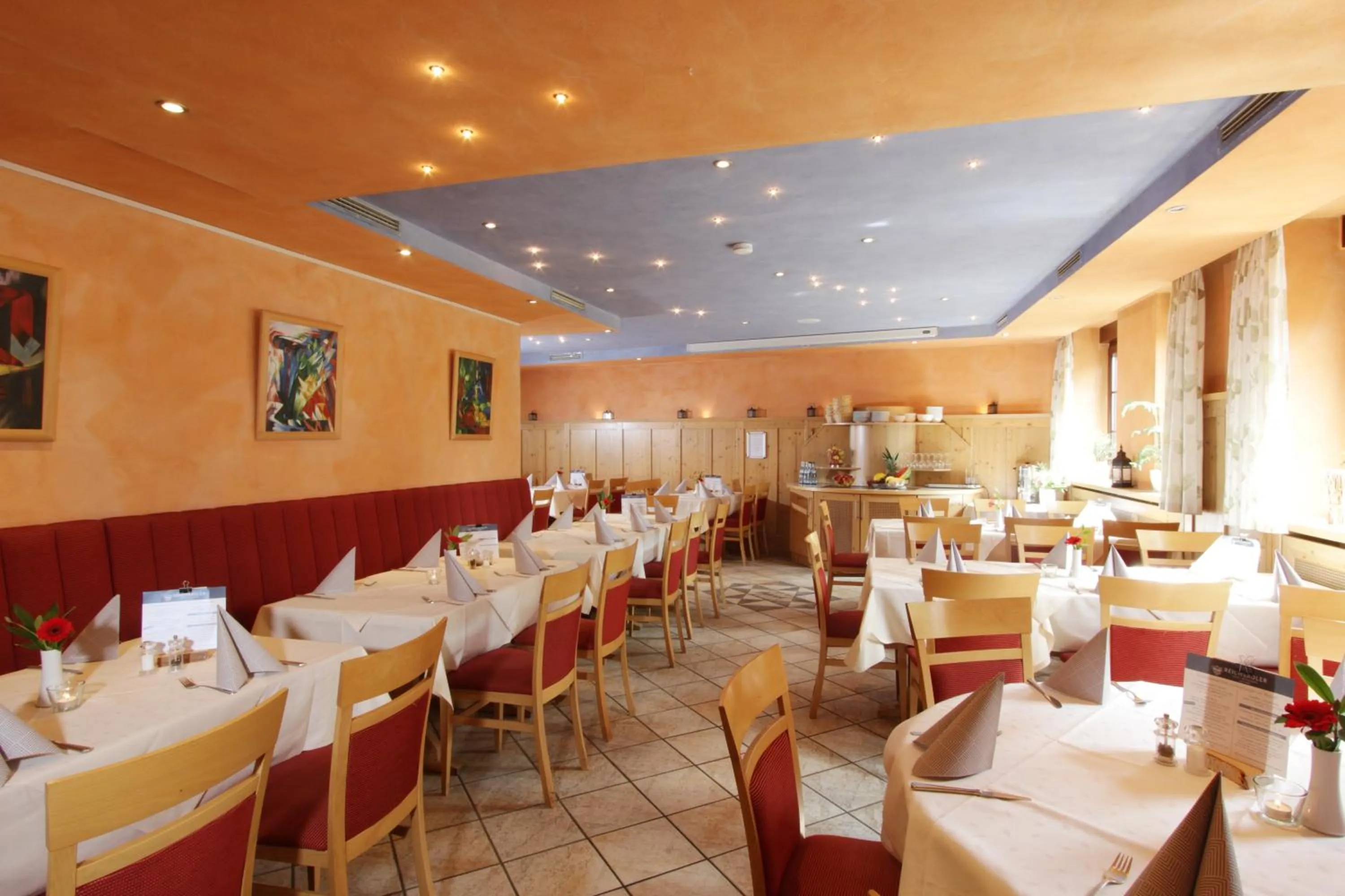 Restaurant/places to eat in REINHARDTs HOTEL