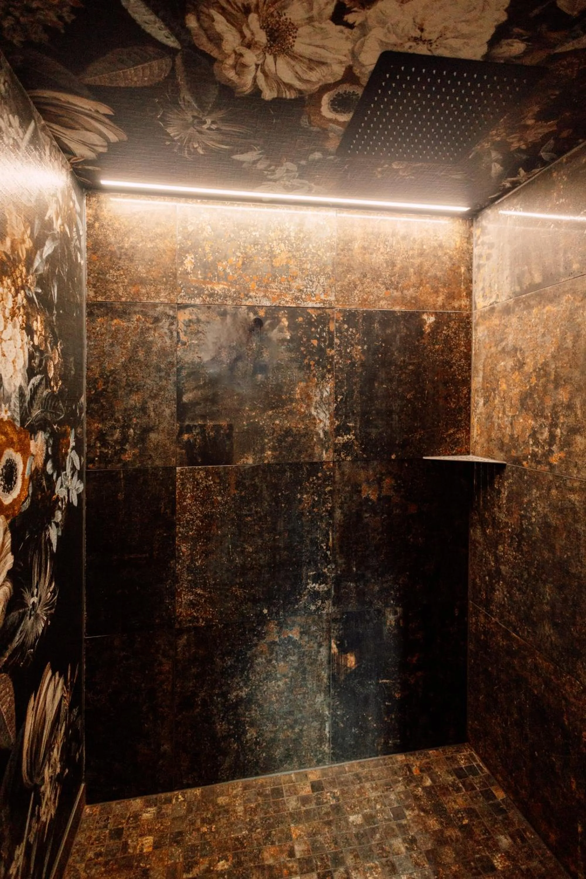 Shower in REINHARDTs HOTEL