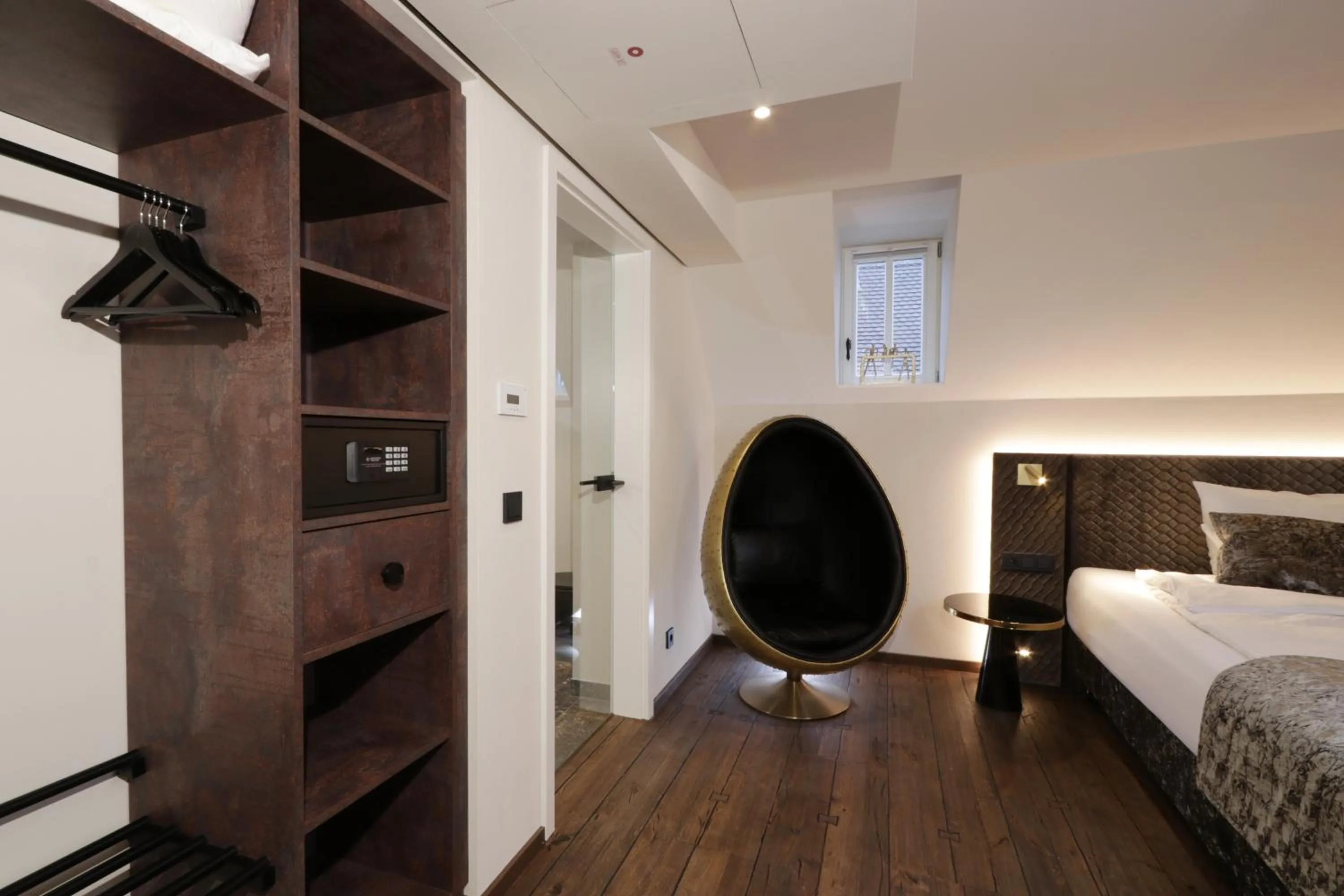 Photo of the whole room, Bed in REINHARDTs HOTEL