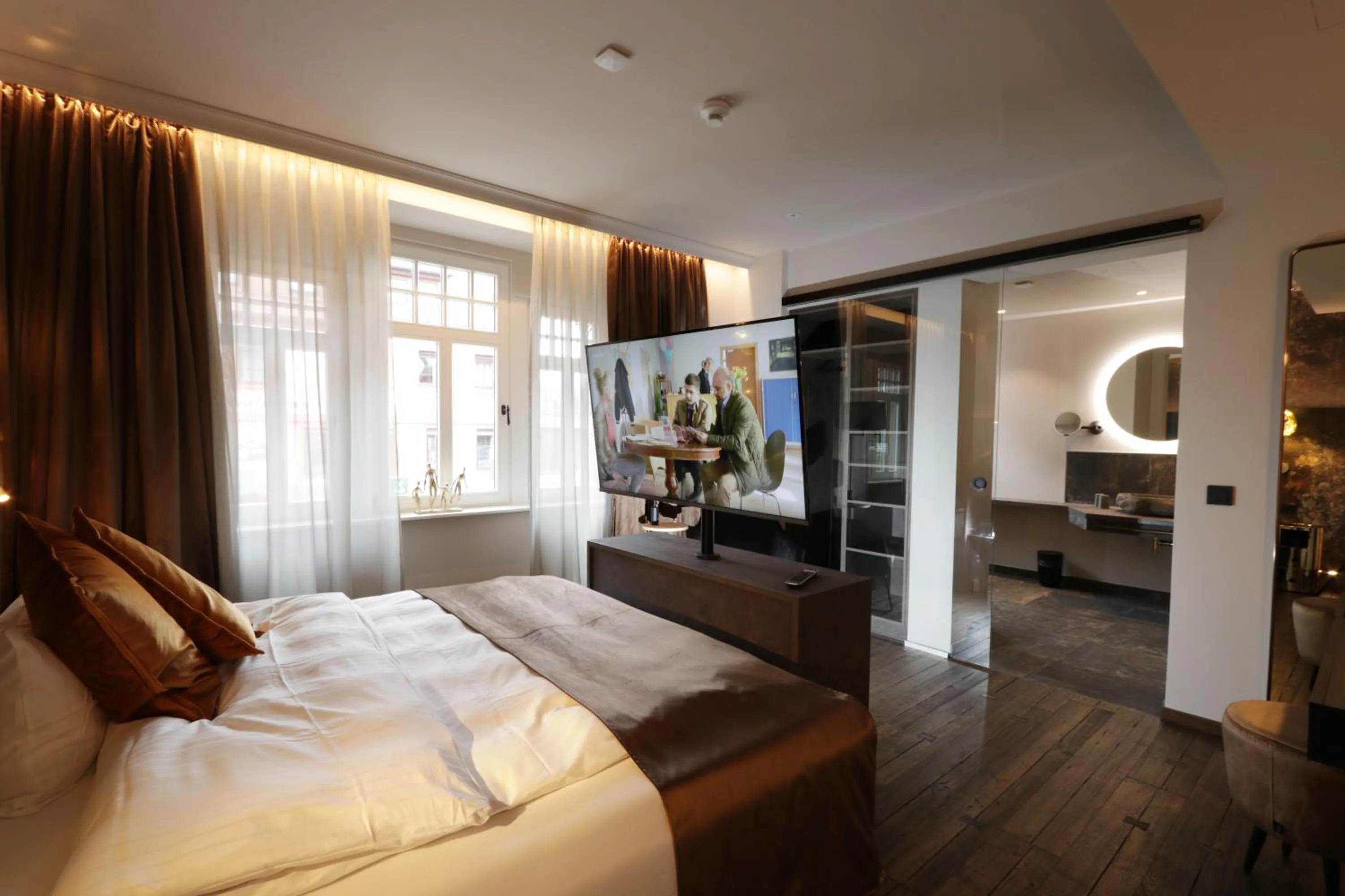 Photo of the whole room, Bed in REINHARDTs HOTEL