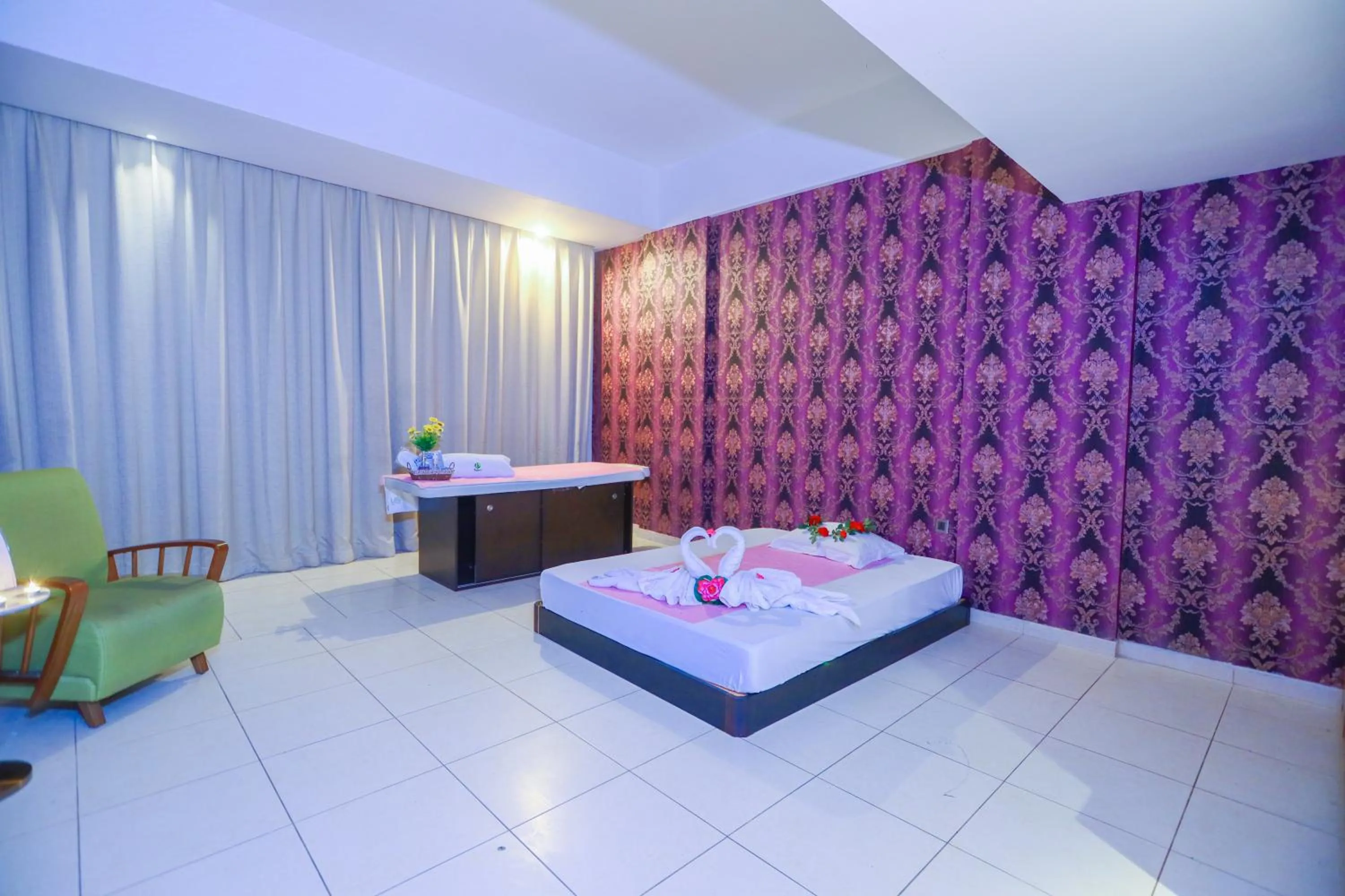 Spa and wellness centre/facilities, Bed in Ramee Palace Hotel