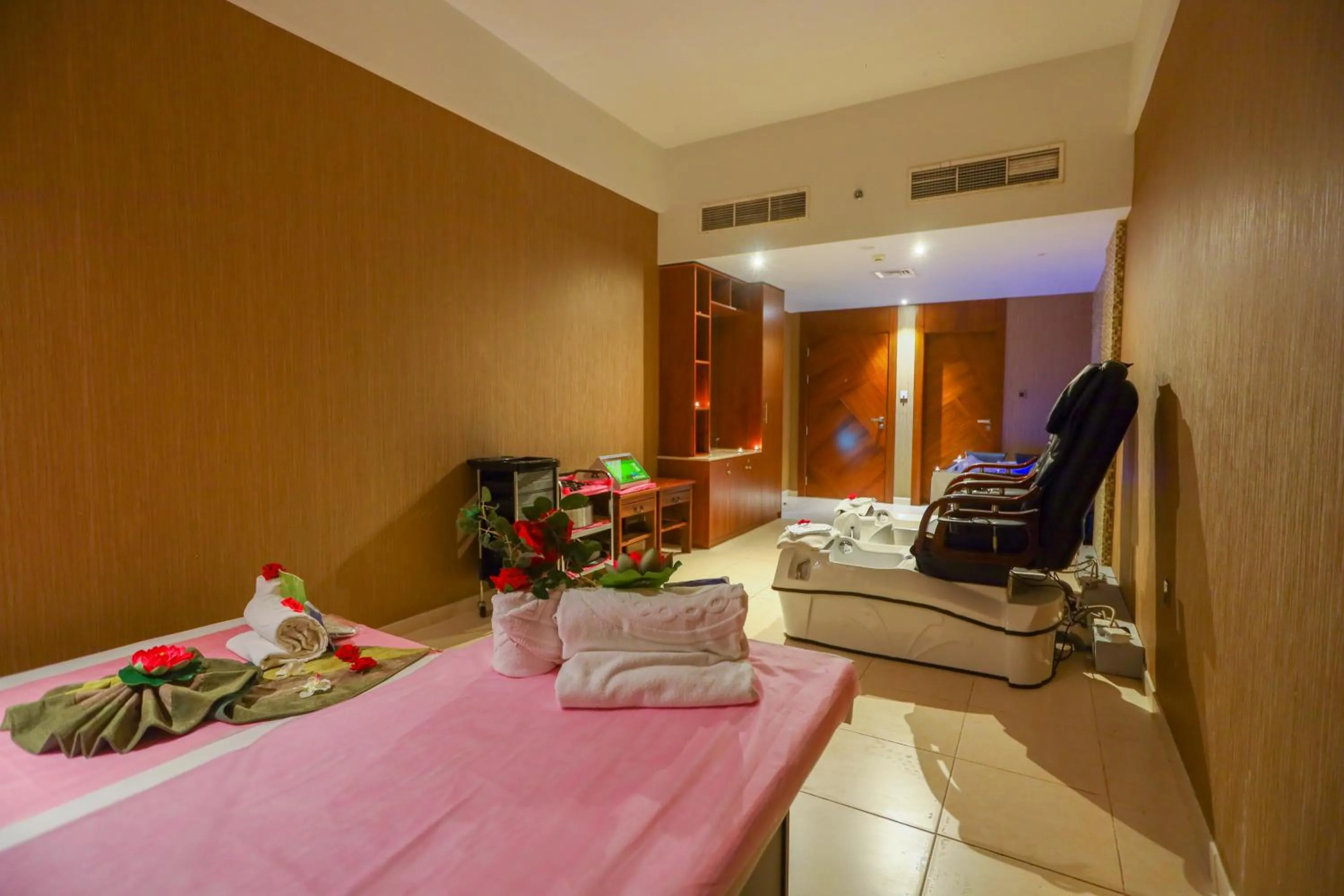 Spa and wellness centre/facilities, Bed in Ramee Palace Hotel
