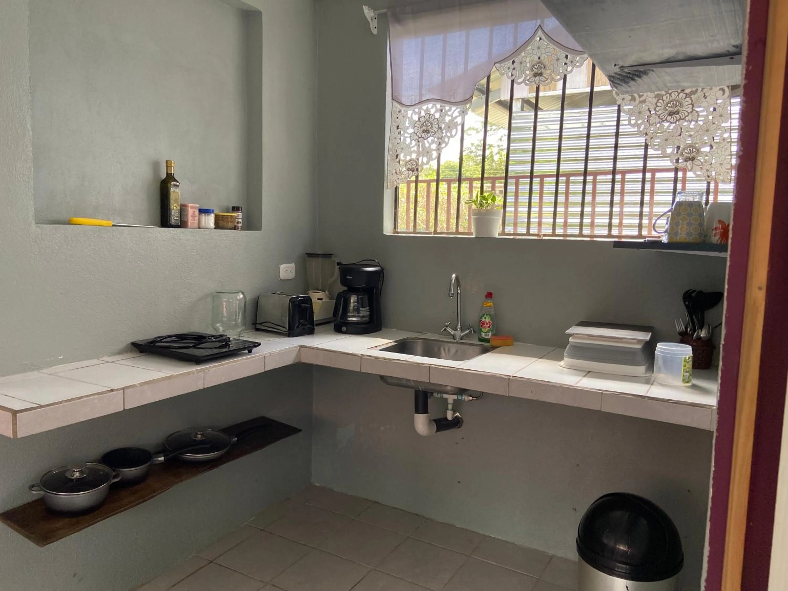 Kitchen or kitchenette in Rooms & Pool Macaws