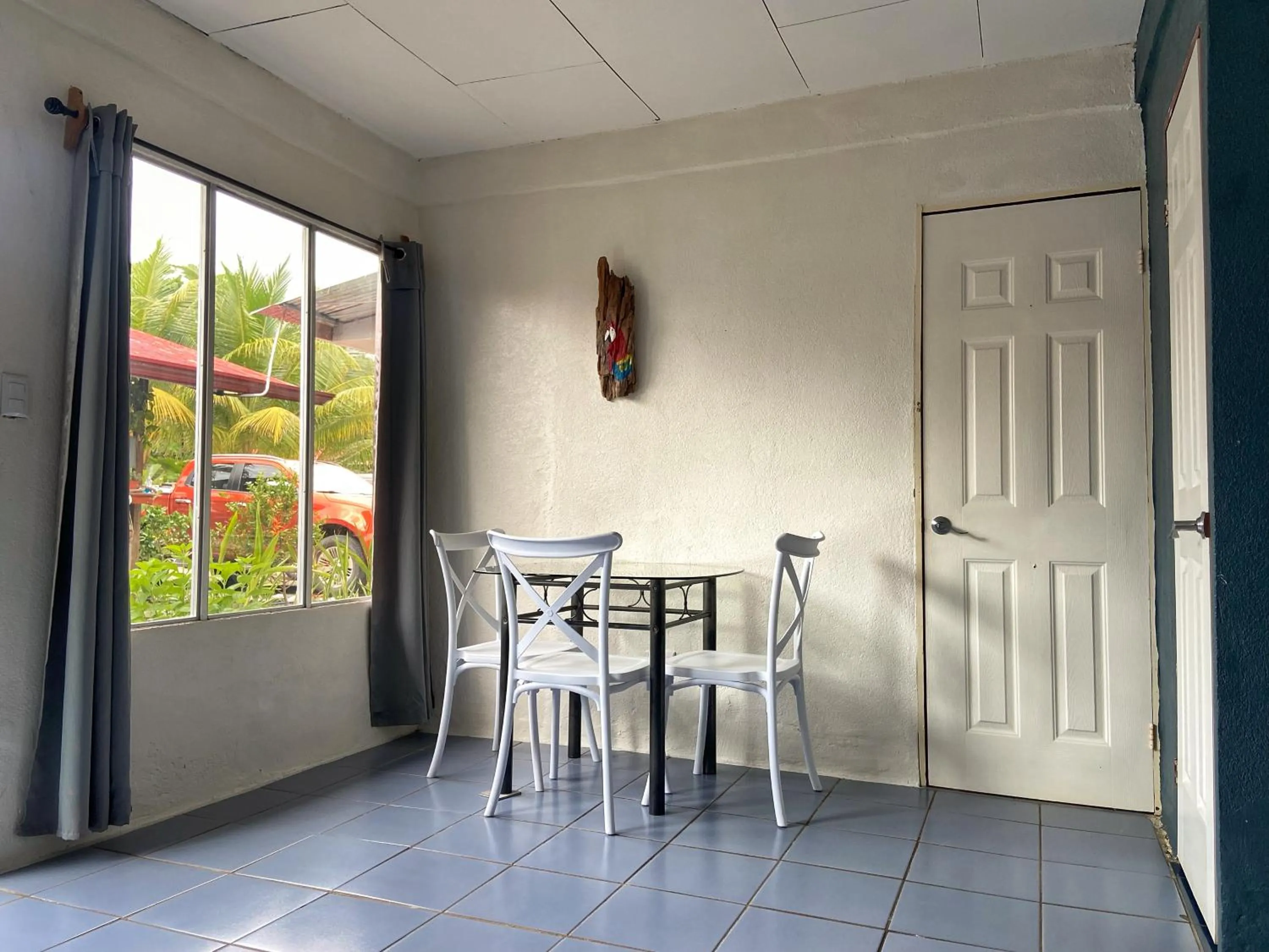 Dining area in Rooms & Pool Macaws