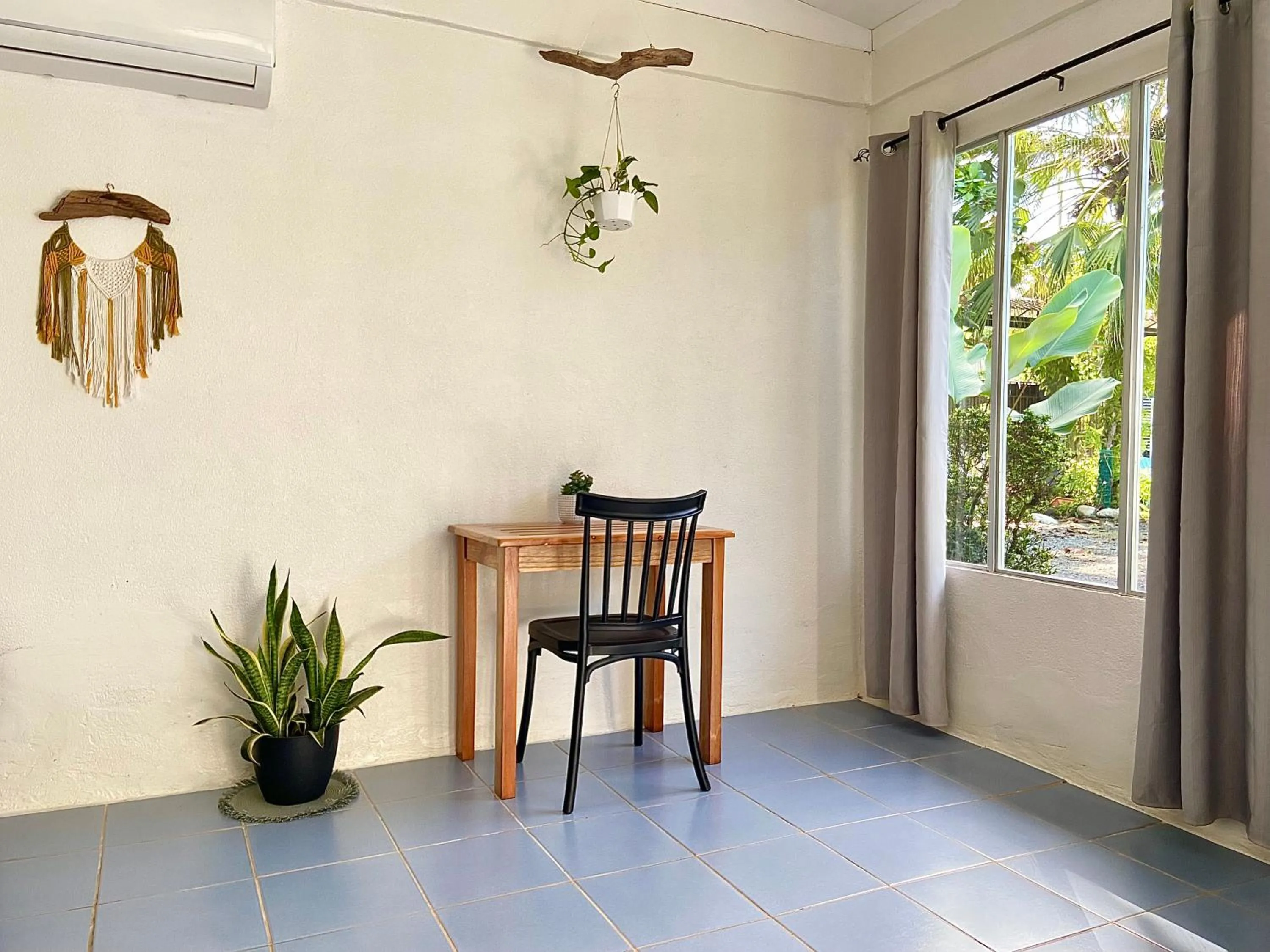 Decorative detail in Rooms & Pool Macaws