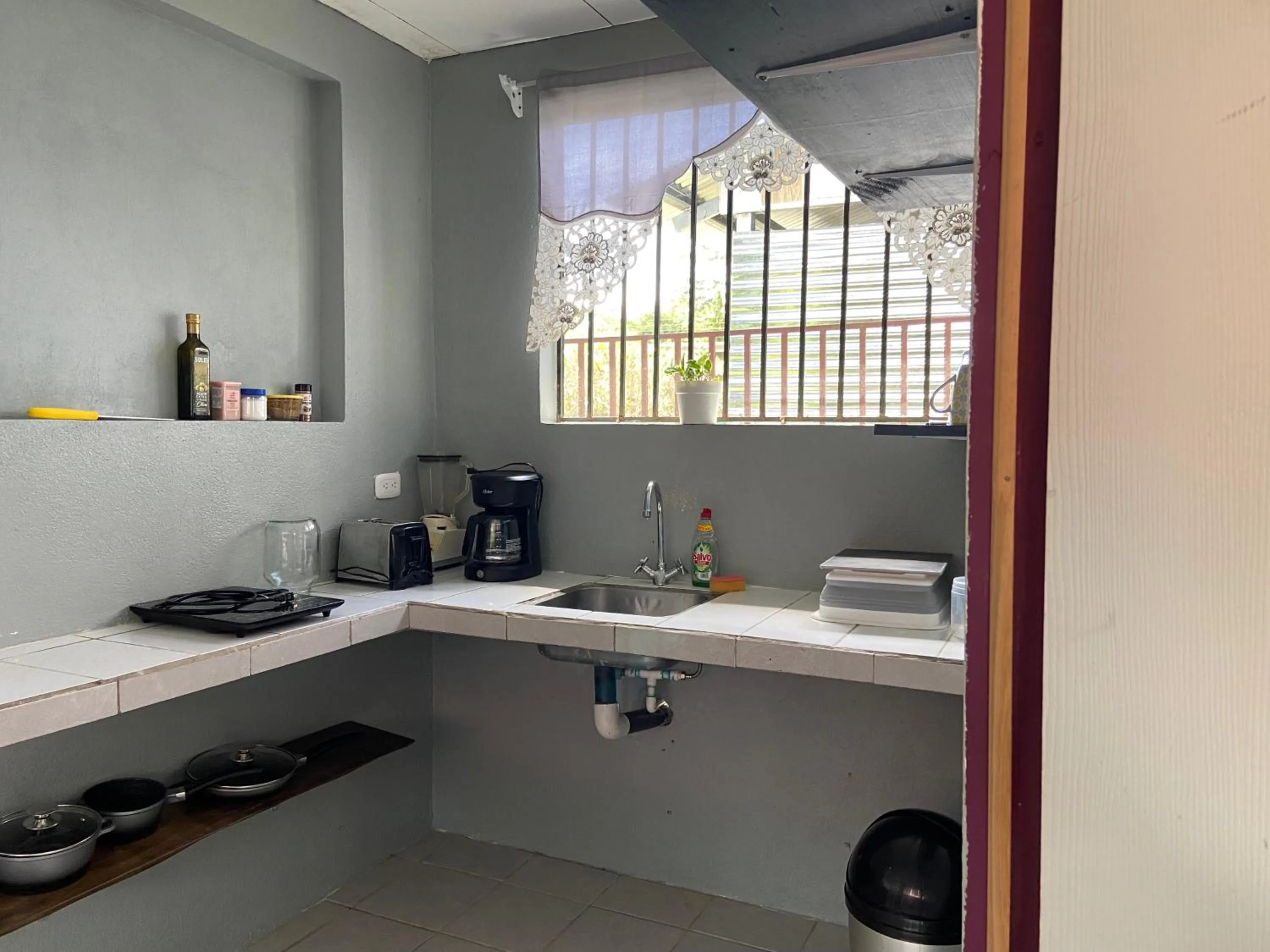 Kitchen or kitchenette in Rooms & Pool Macaws