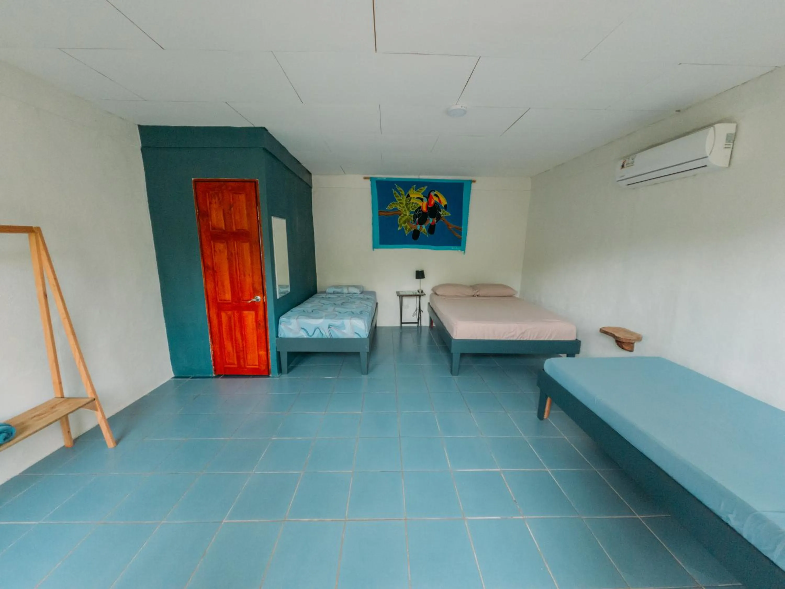 Photo of the whole room, Bed in Rooms & Pool Macaws