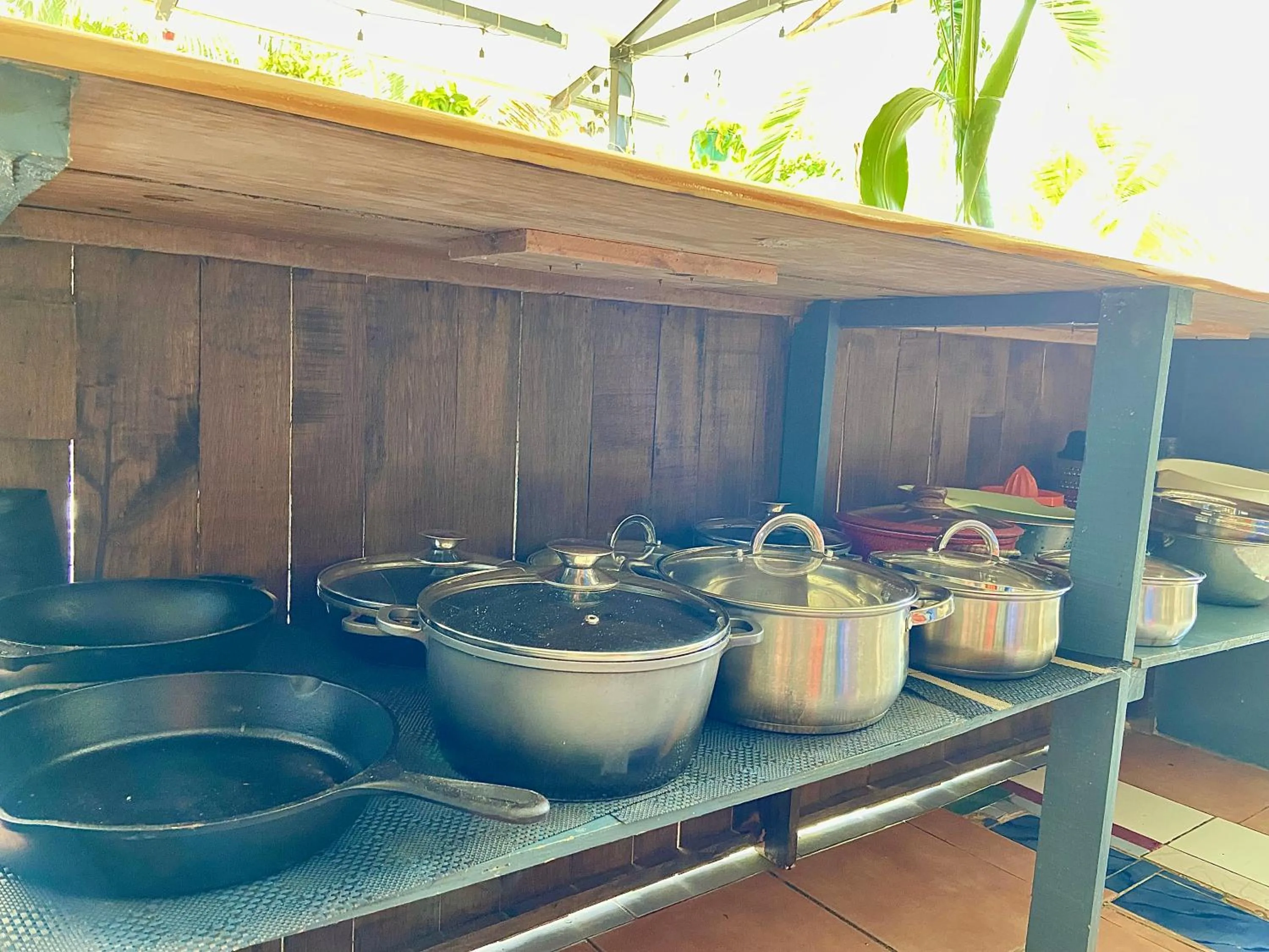 Communal kitchen in Rooms & Pool Macaws