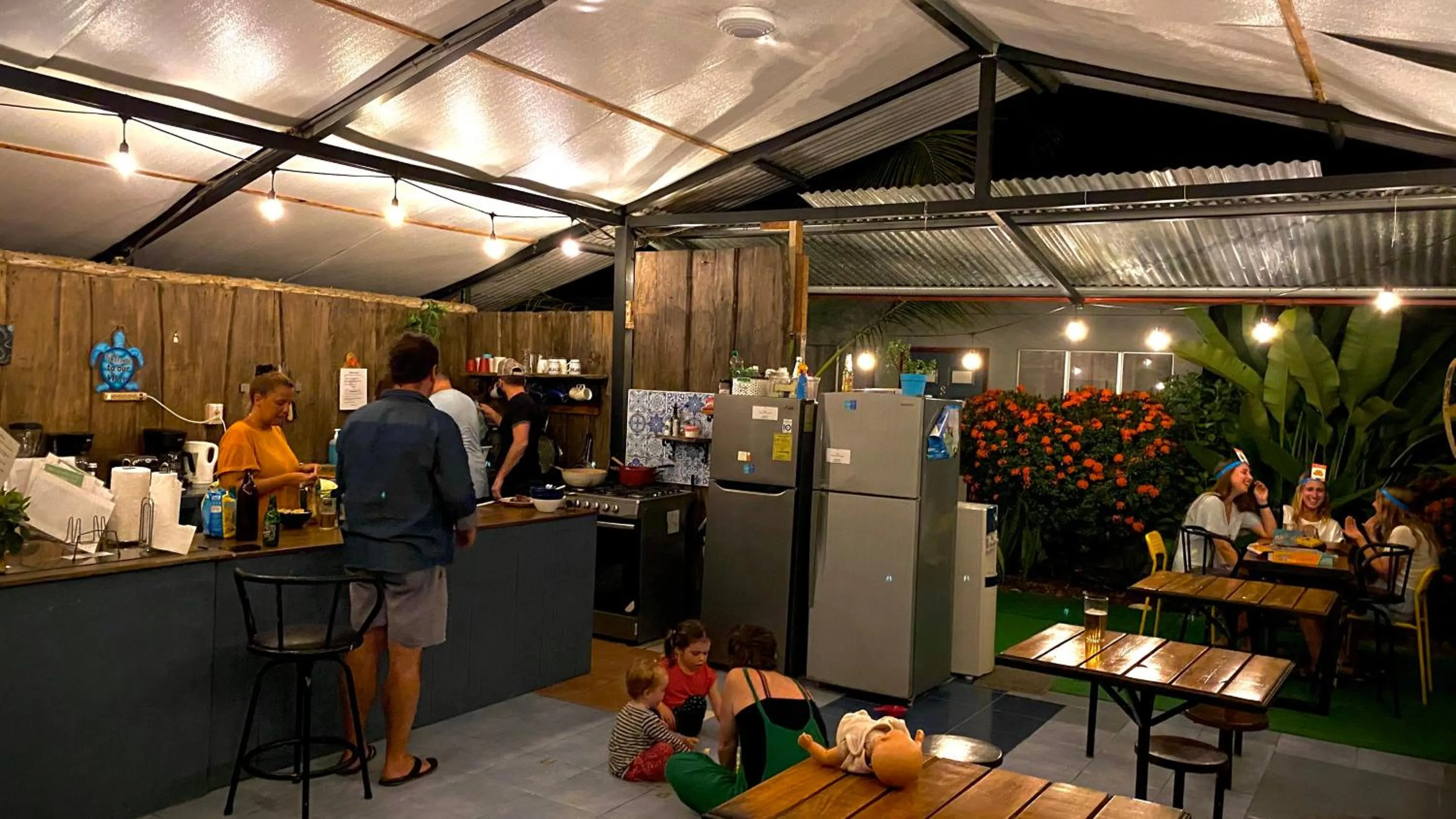 Communal kitchen in Rooms & Pool Macaws