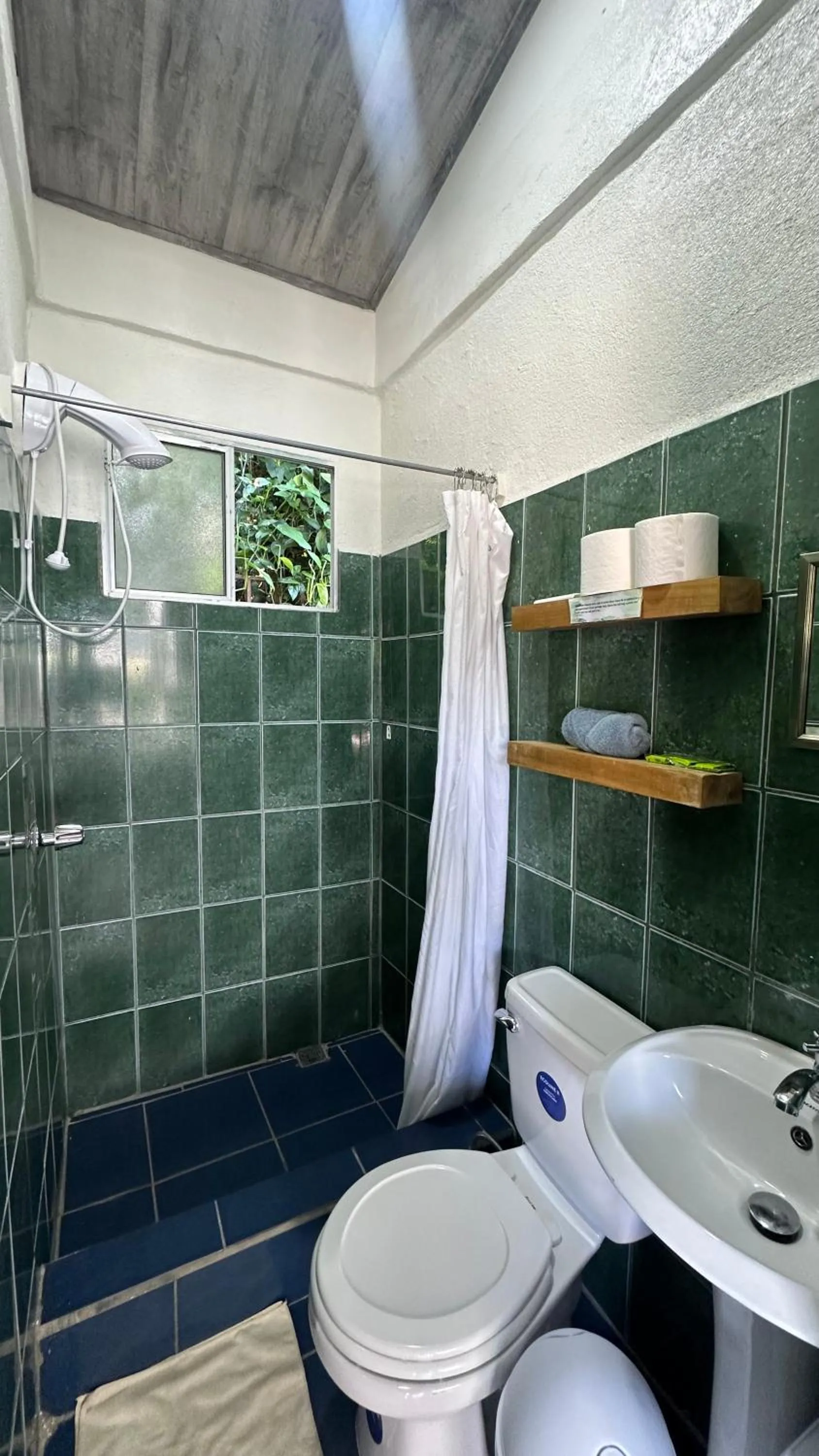Shower in Rooms & Pool Macaws