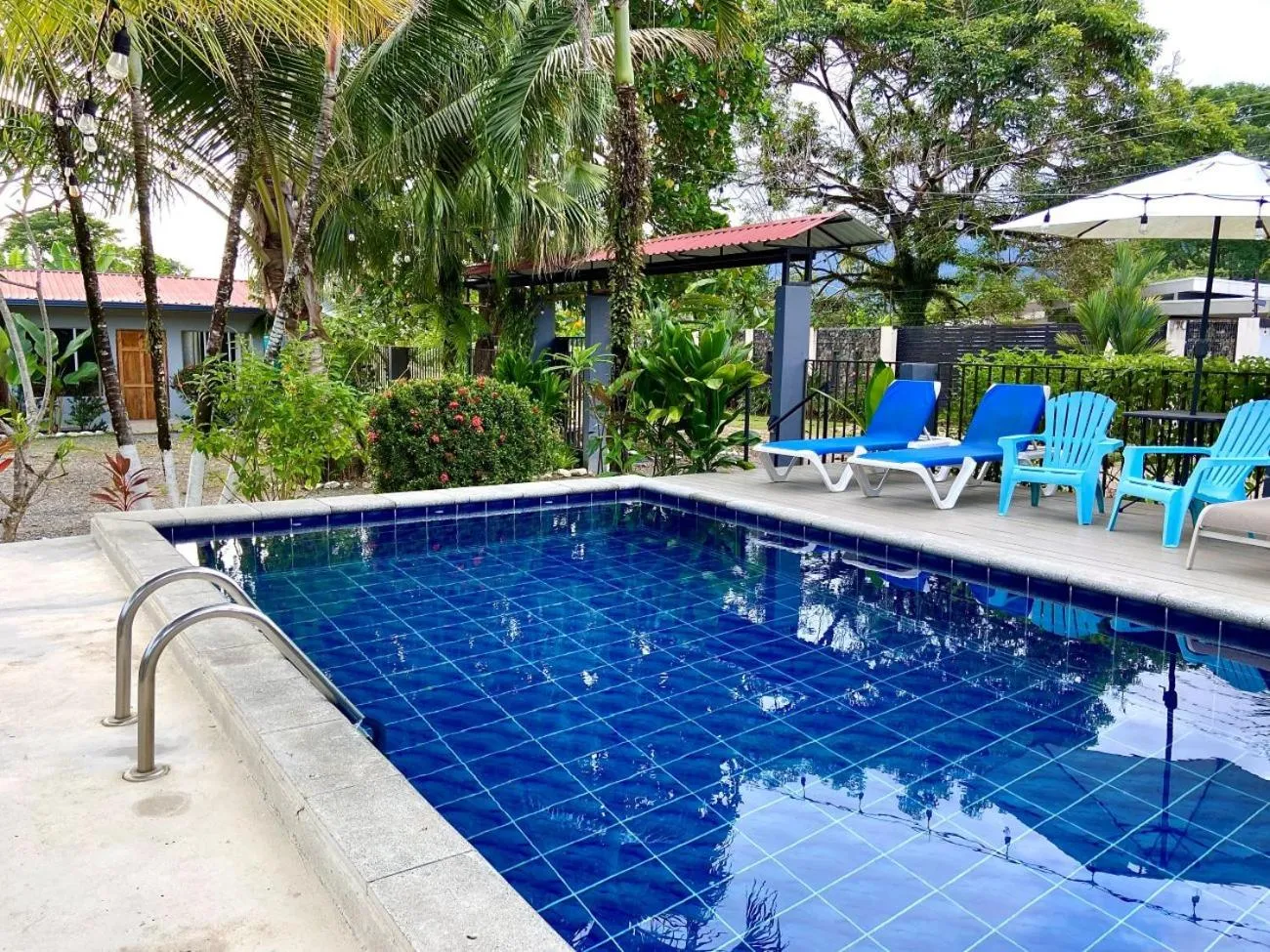 Swimming pool in Rooms & Pool Macaws