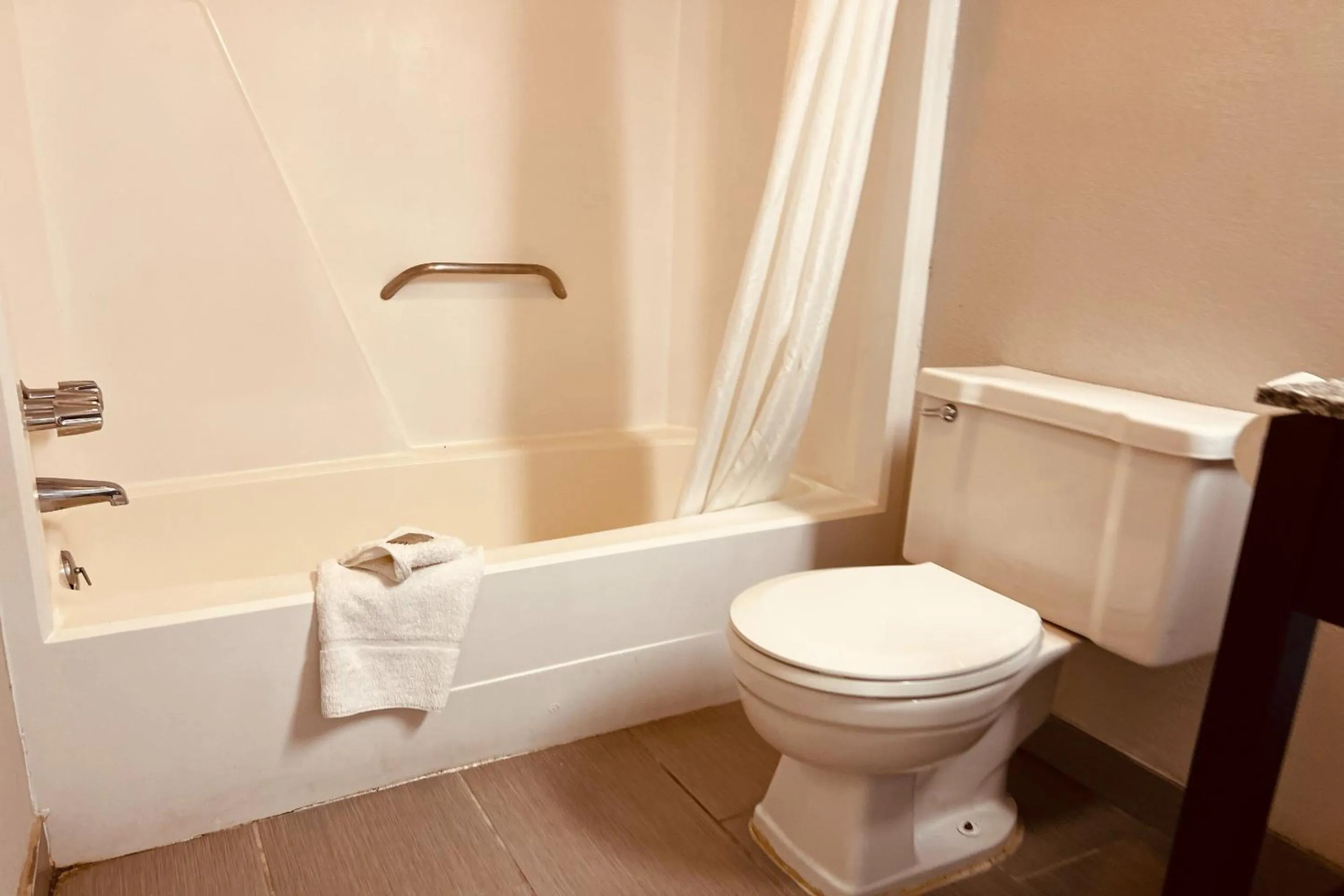 Bathroom in Cambridge Inn