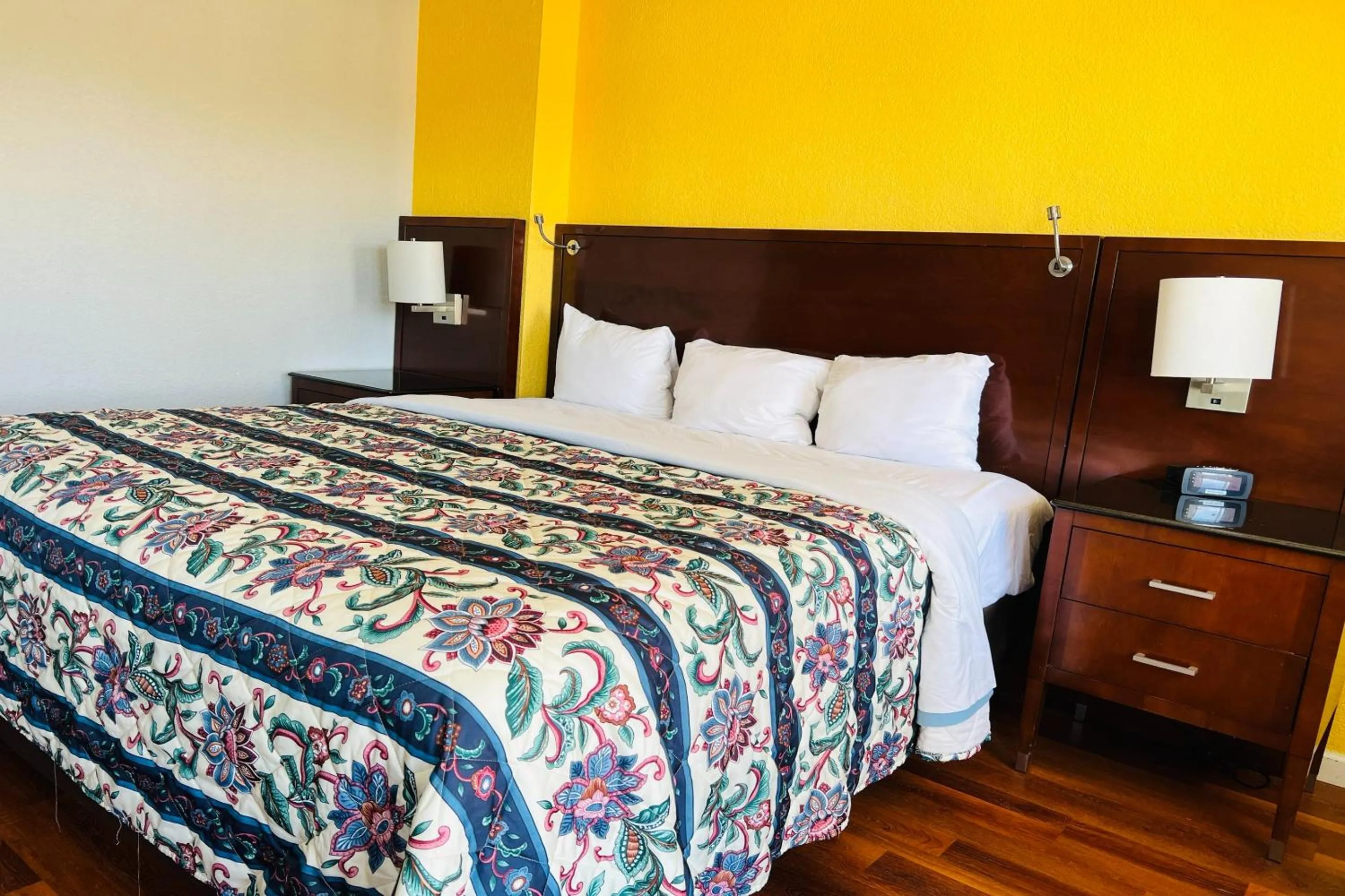 Bedroom in Cambridge Inn