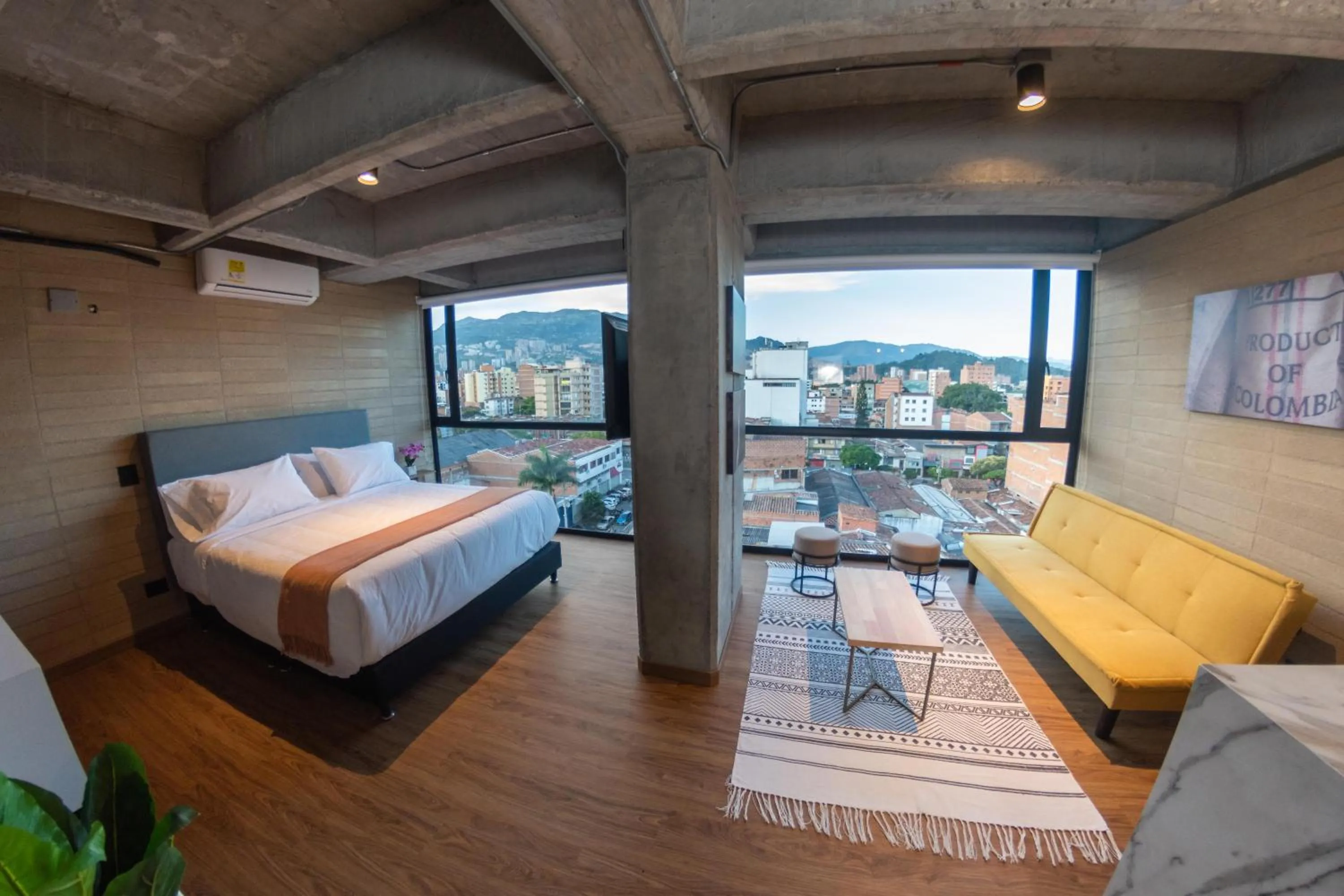 Photo of the whole room, Bed in Loft 43