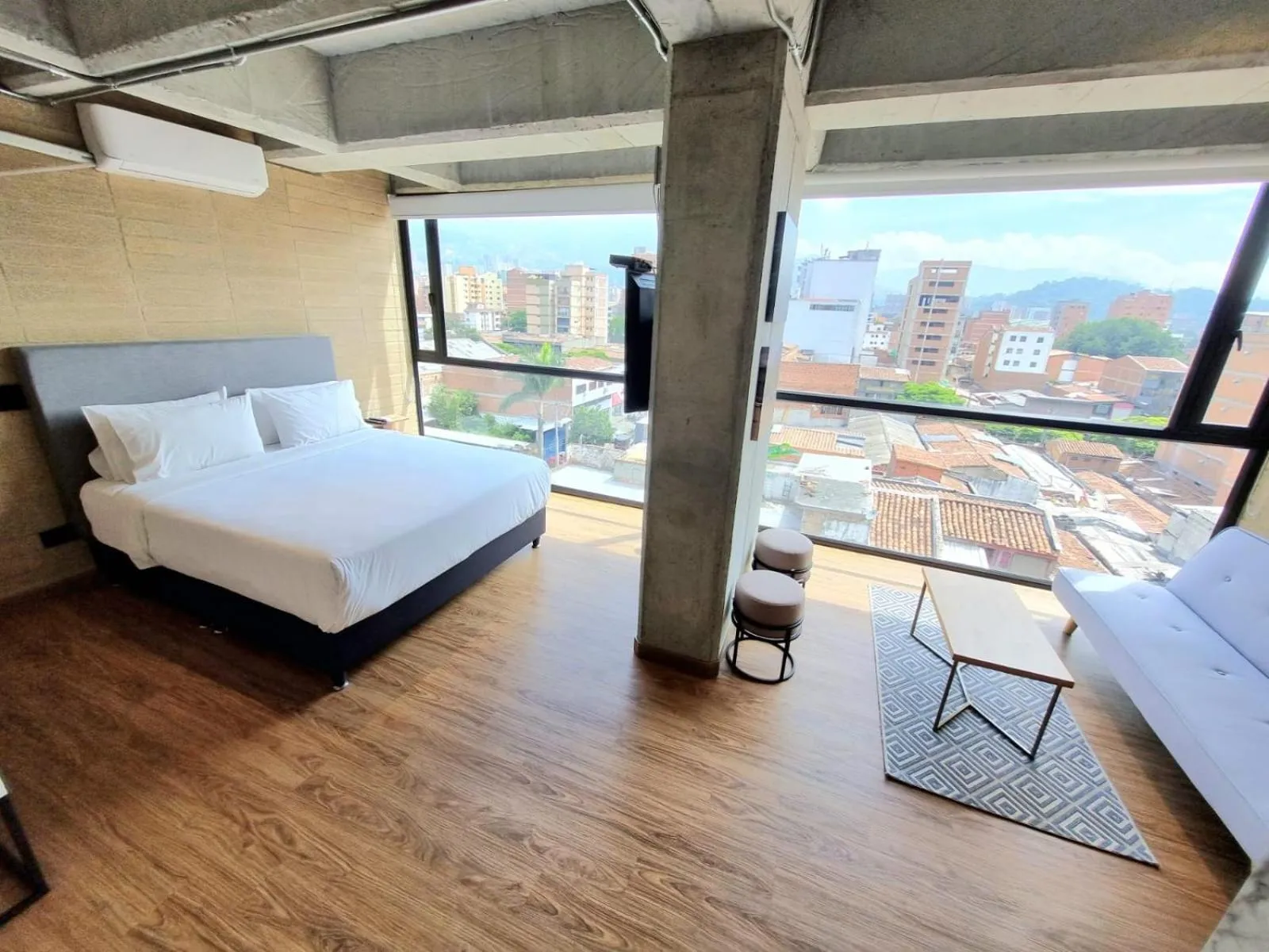 Photo of the whole room, Bed in Loft 43