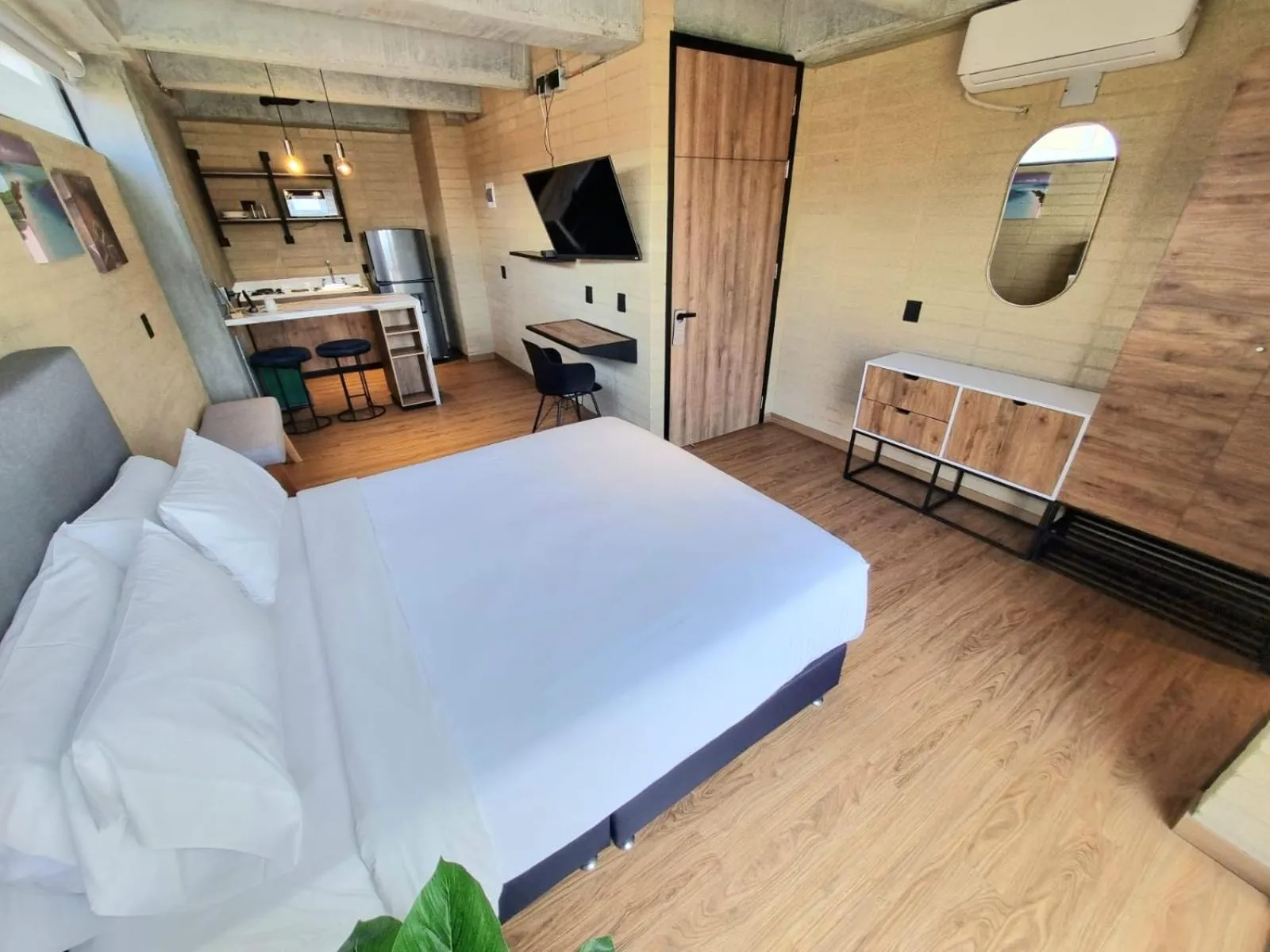 Photo of the whole room, Bed in Loft 43