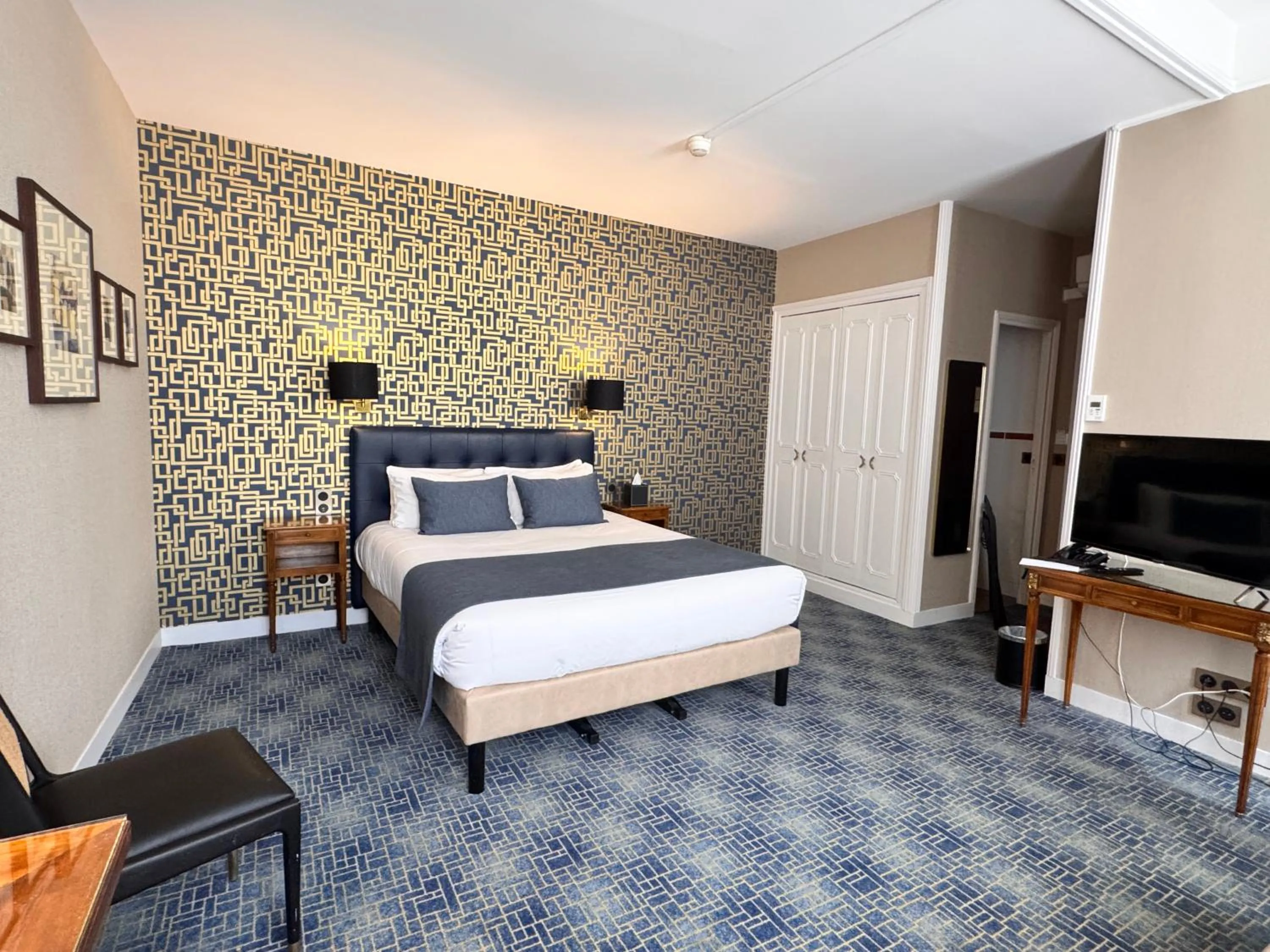 Bed in Churchill Hotel Bayeux Centre