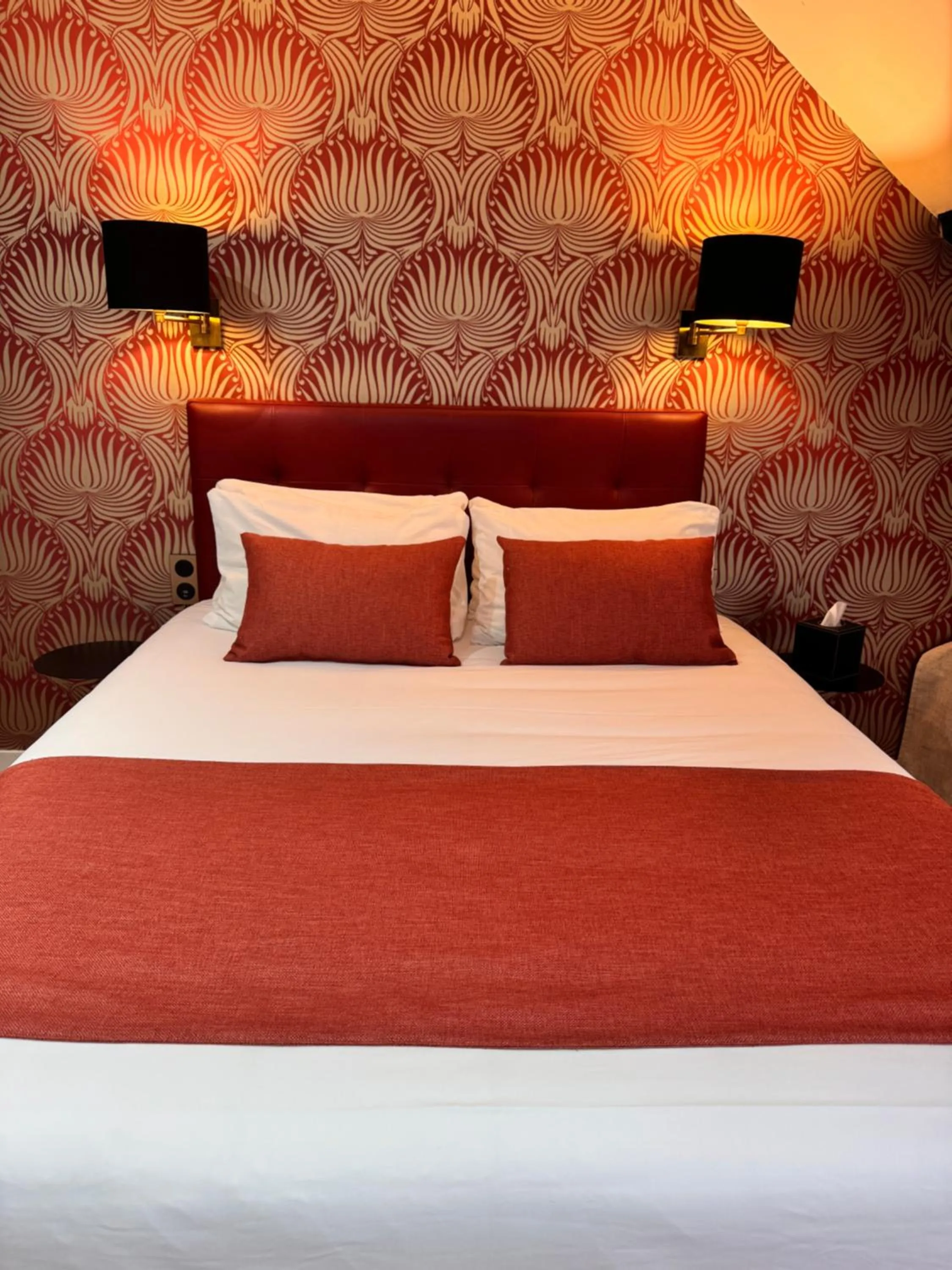 Bed in Churchill Hotel Bayeux Centre