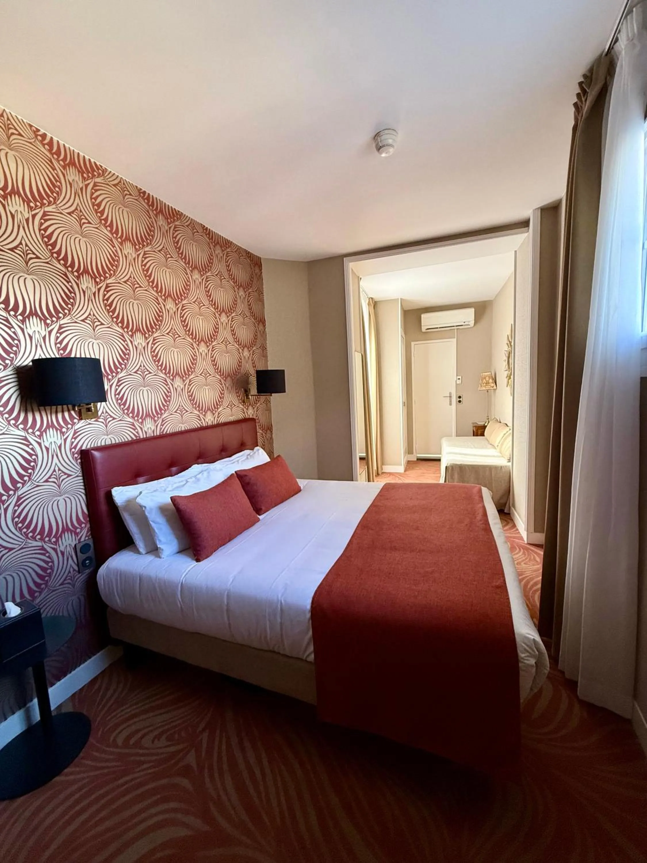 Bed in Churchill Hotel Bayeux Centre