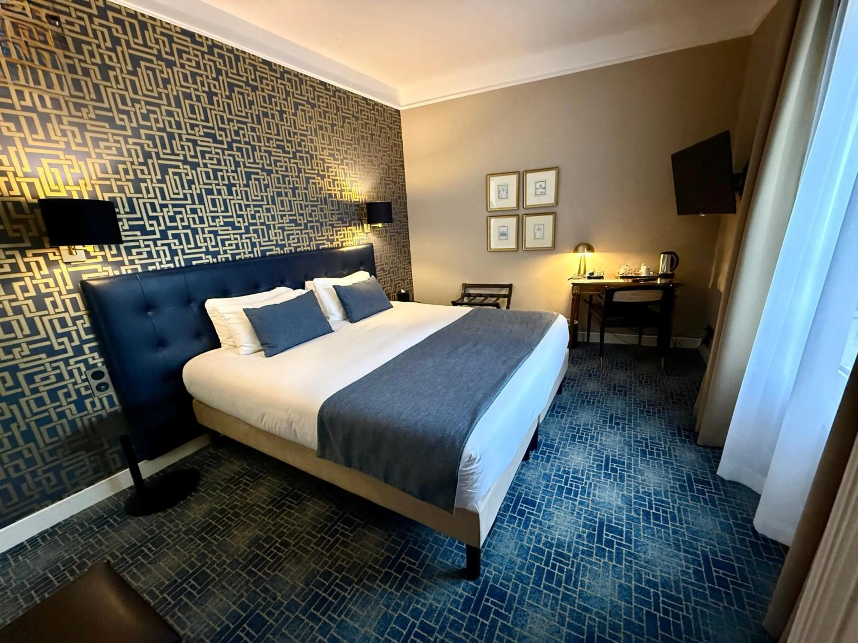 Bed in Churchill Hotel Bayeux Centre