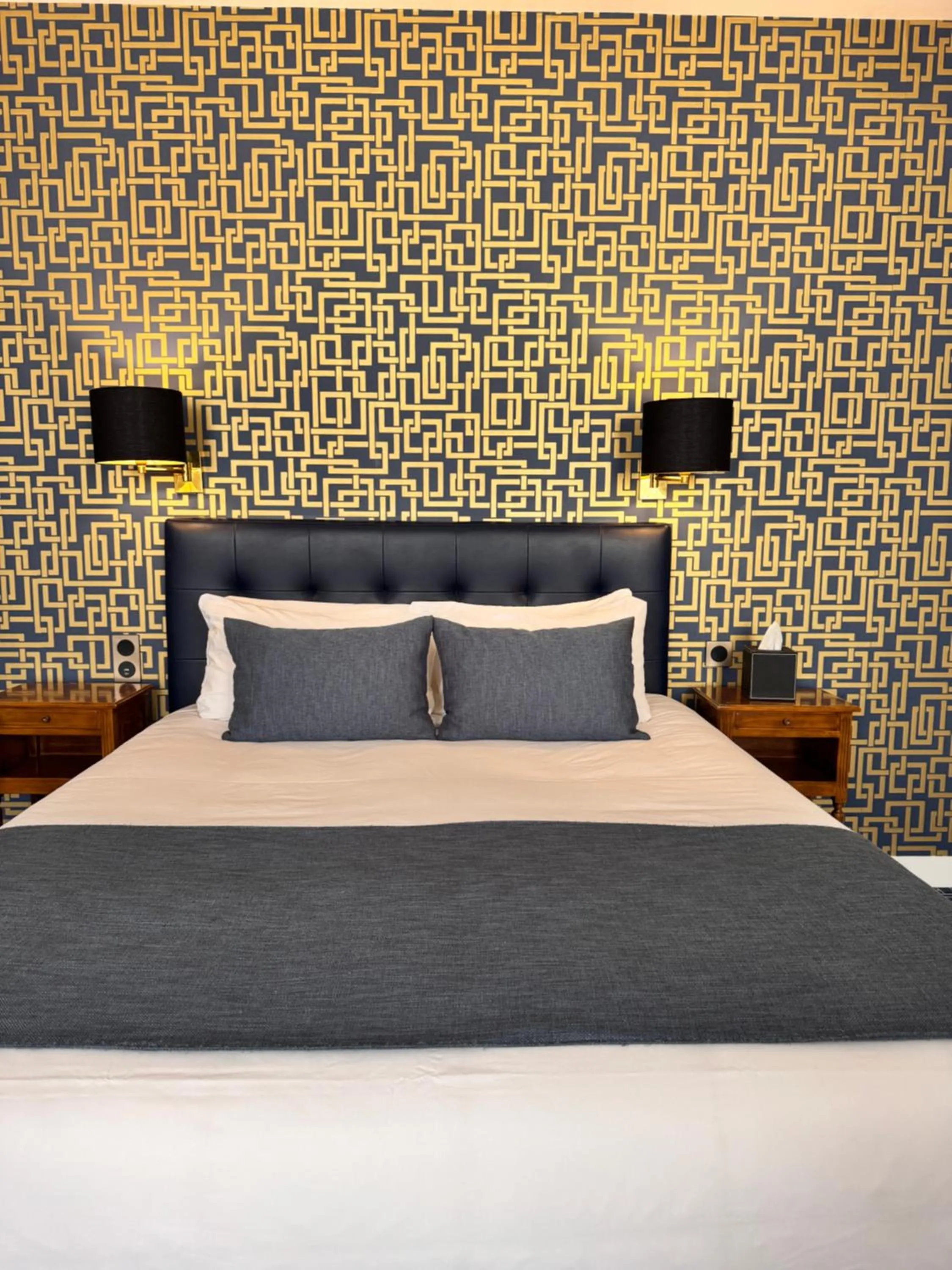 Bed in Churchill Hotel Bayeux Centre