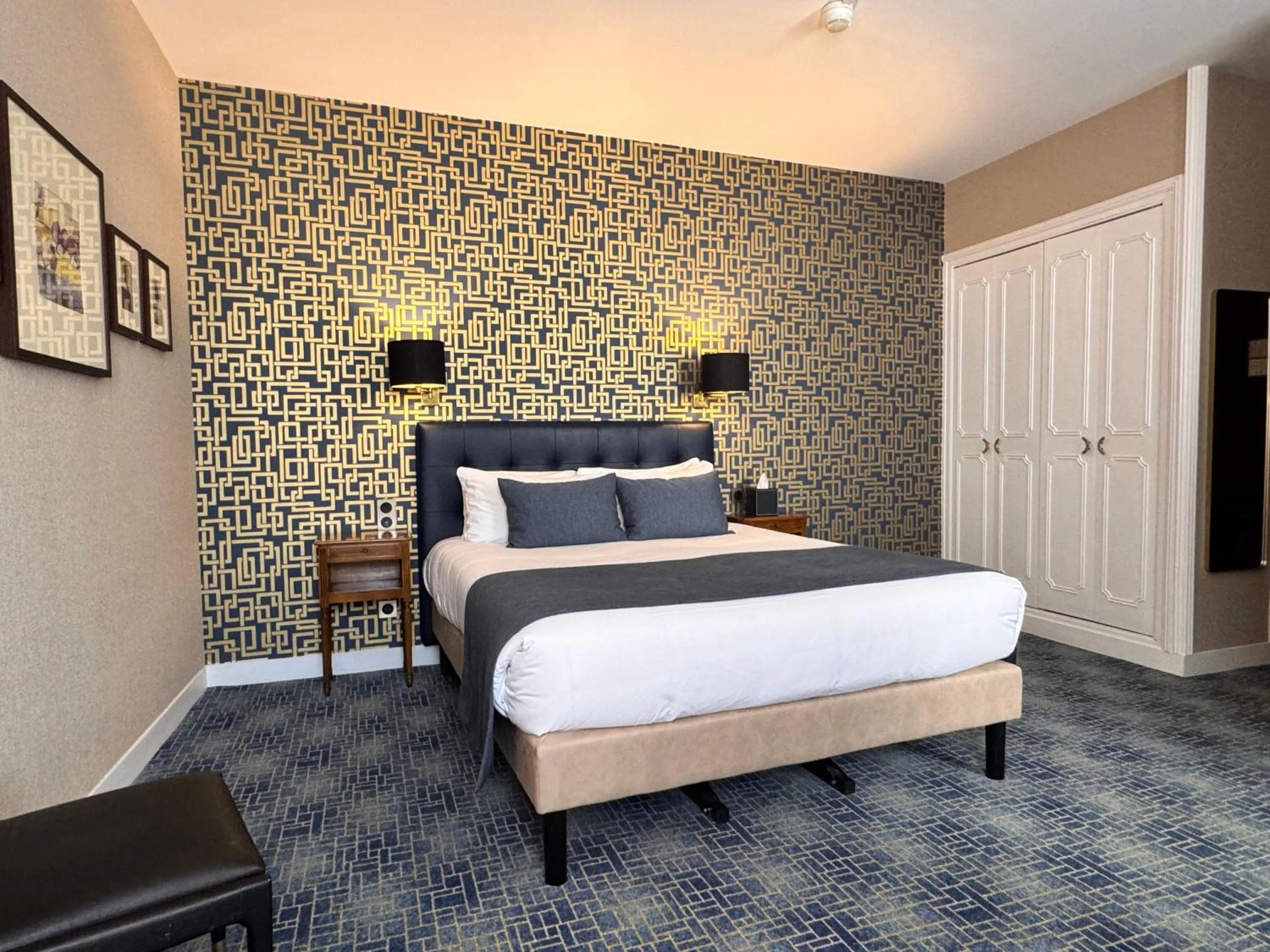 Bed in Churchill Hotel Bayeux Centre