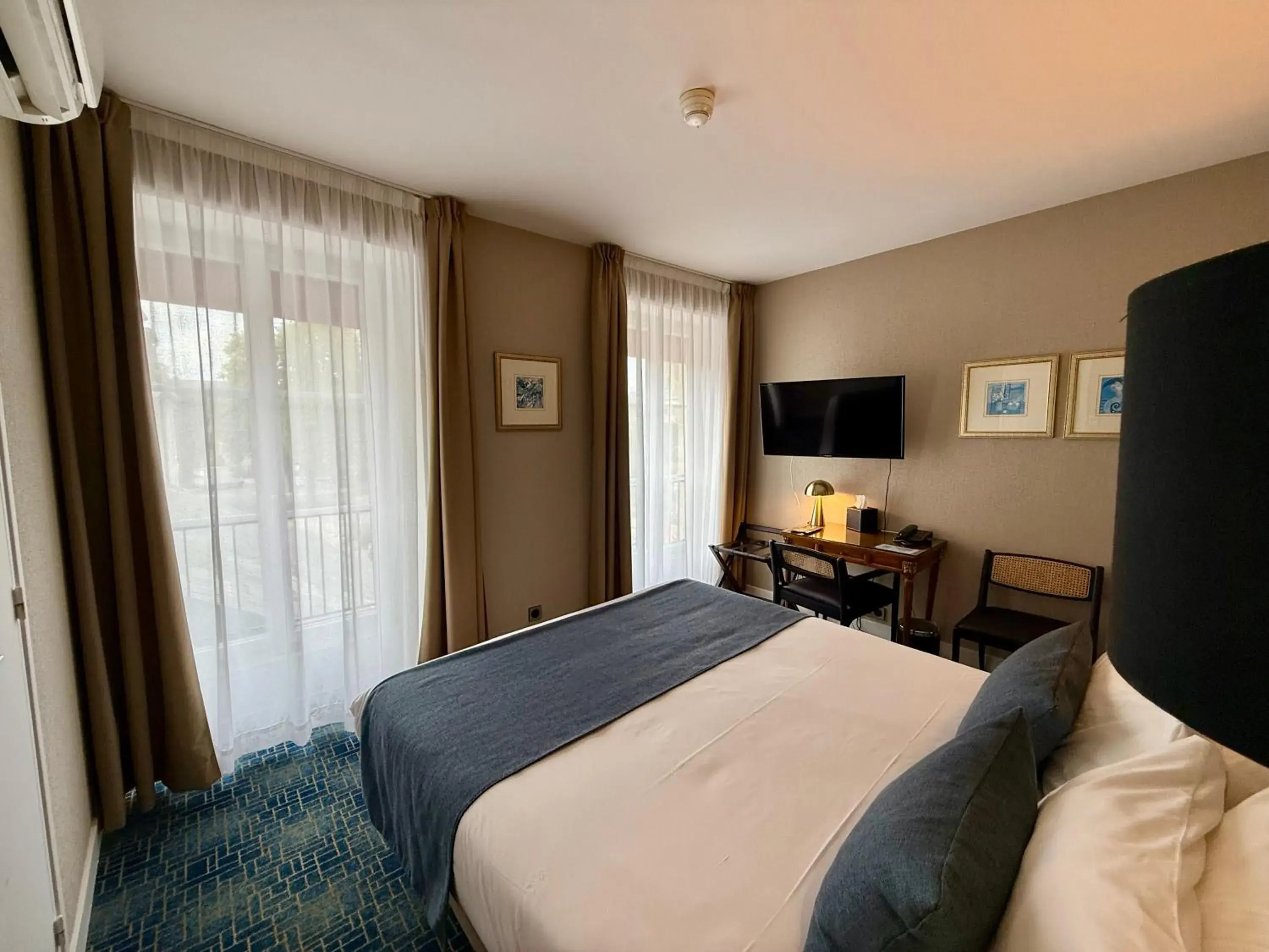 Superior Queen Room in Churchill Hotel Bayeux Centre Superior Queen Room in Churchill Hotel Bayeux Centre