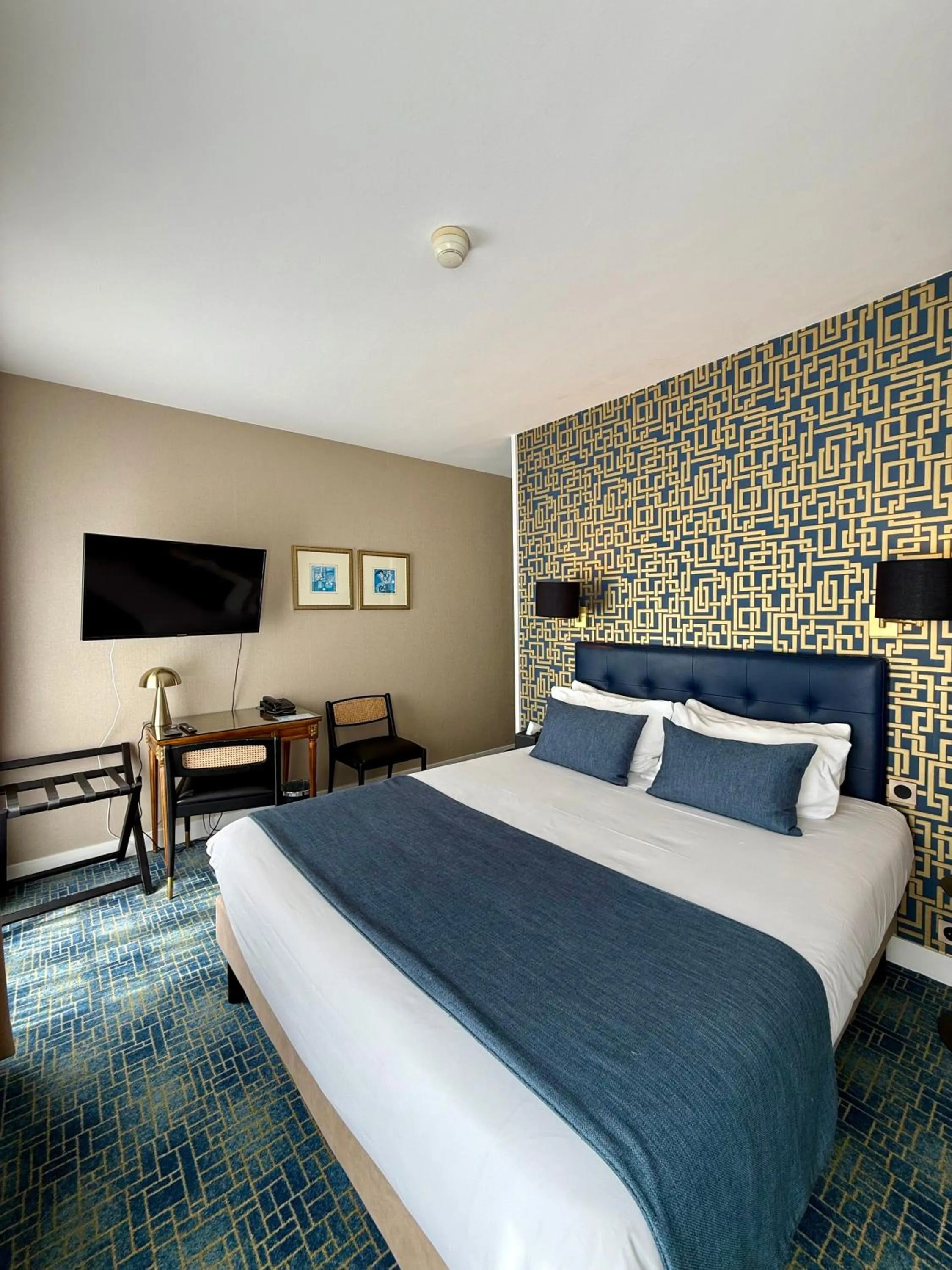 Bed in Churchill Hotel Bayeux Centre