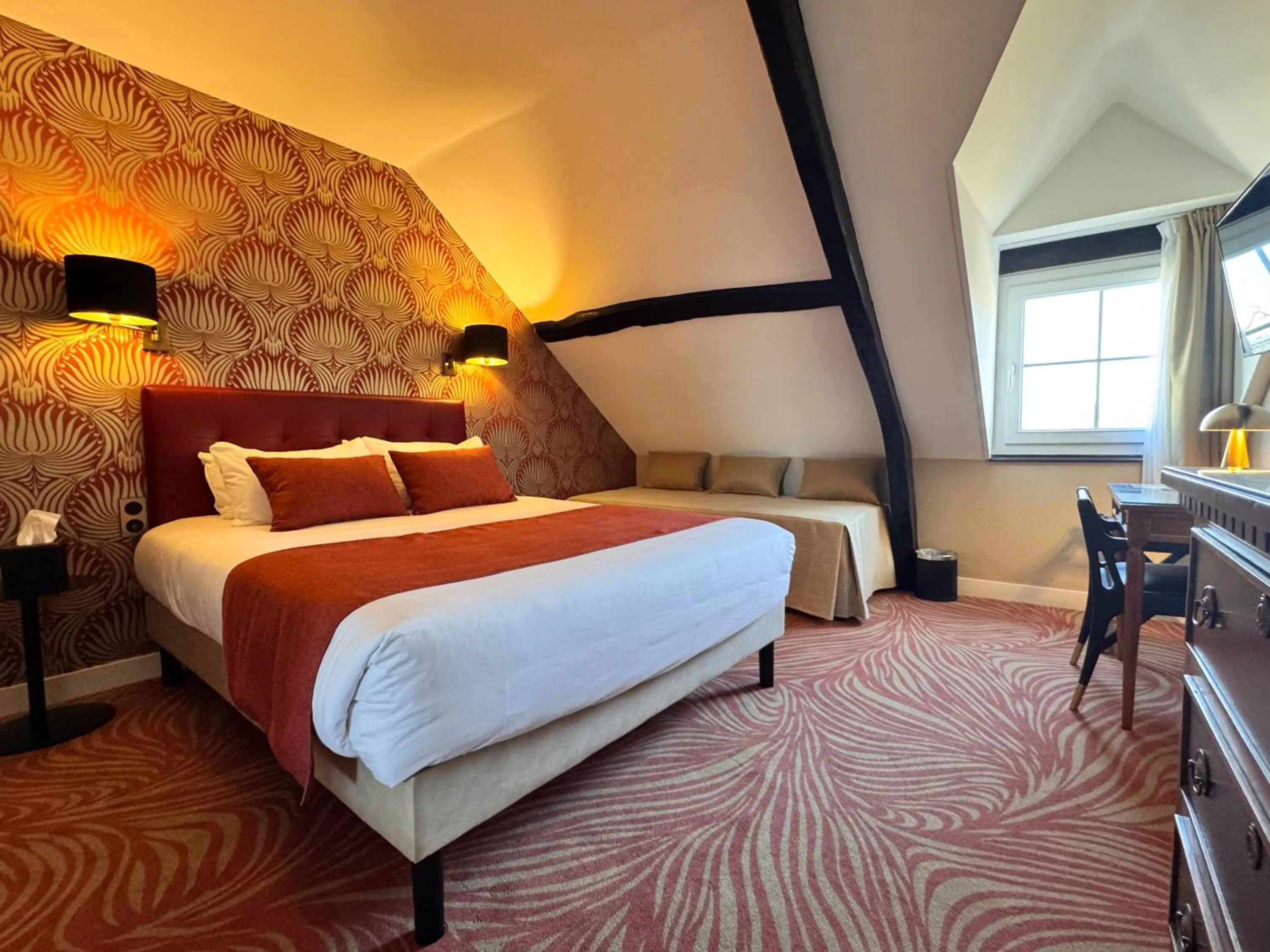 Bed in Churchill Hotel Bayeux Centre