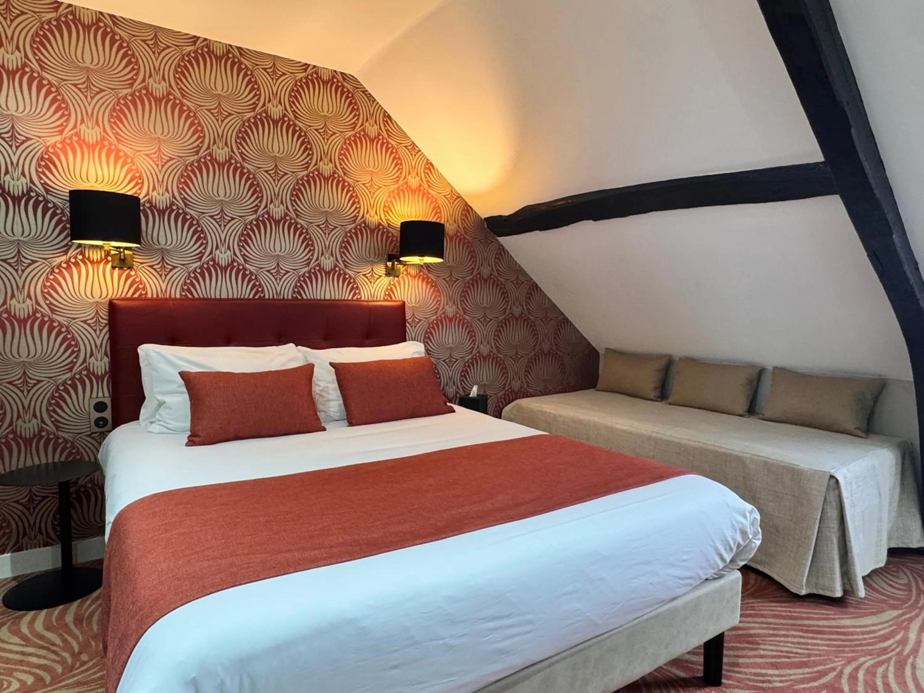 Bed in Churchill Hotel Bayeux Centre