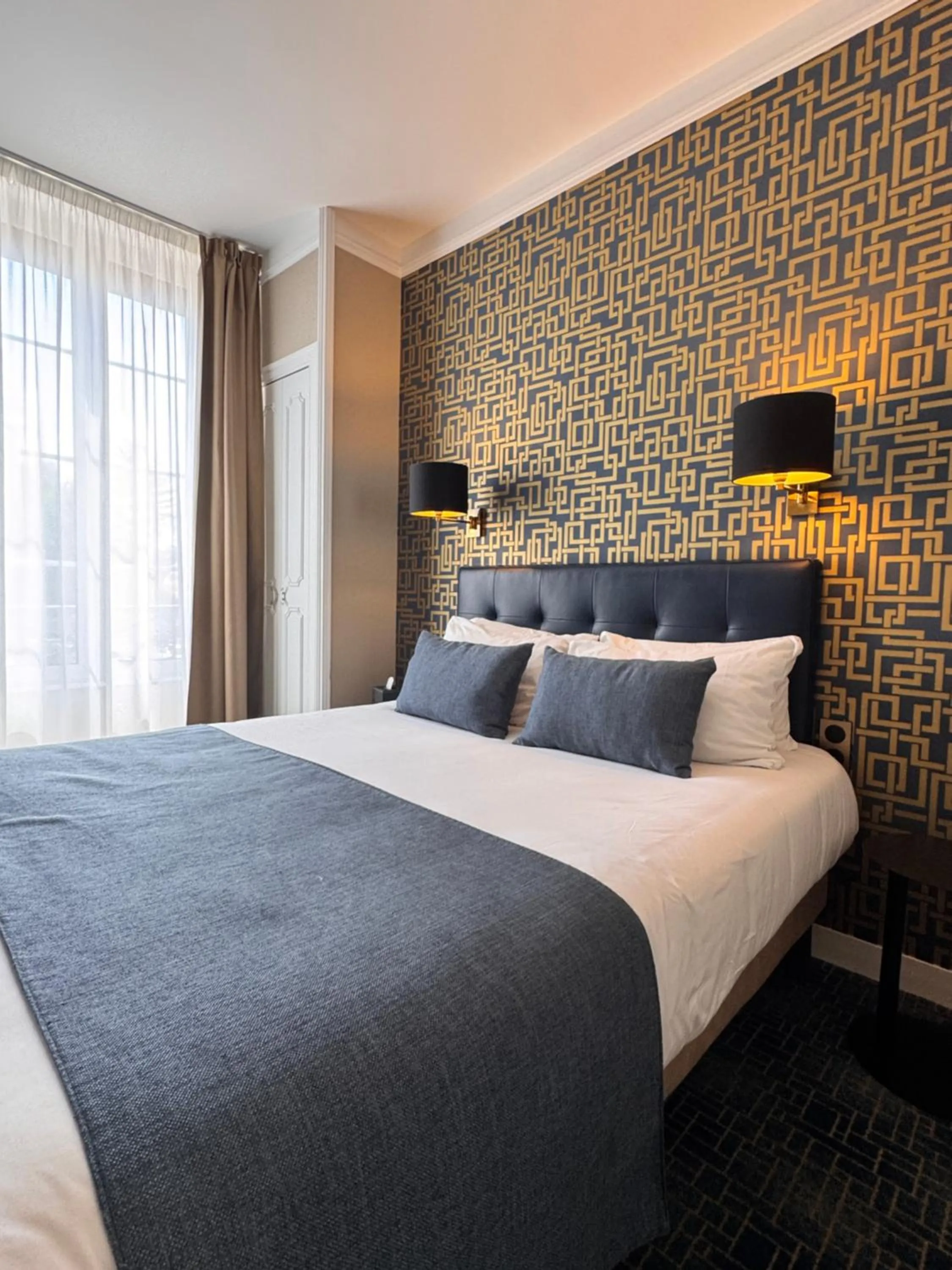 Bed in Churchill Hotel Bayeux Centre