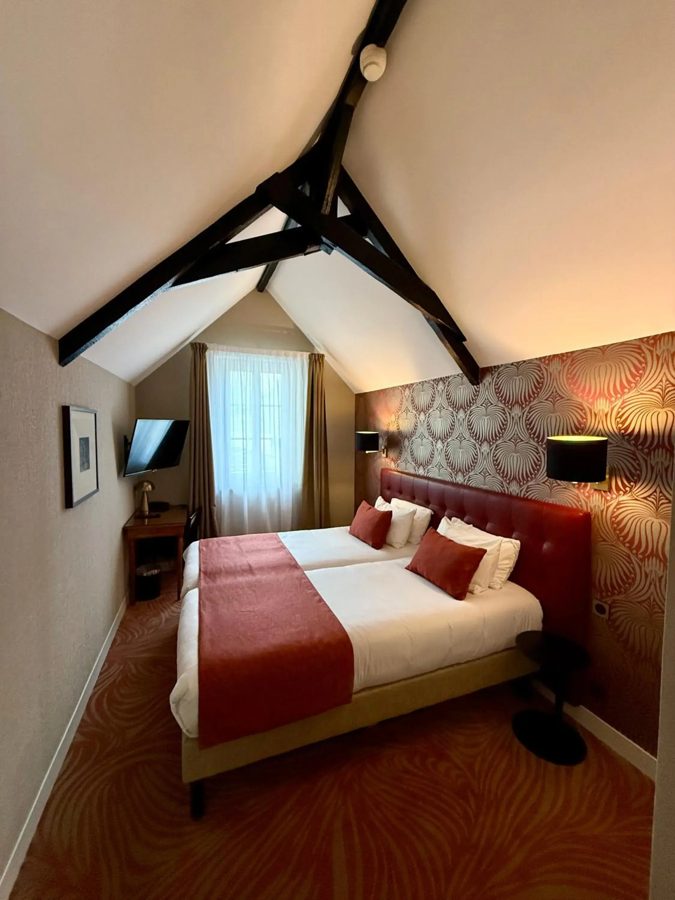 Standard Twin Room in Churchill Hotel Bayeux Centre Standard Twin Room in Churchill Hotel Bayeux Centre