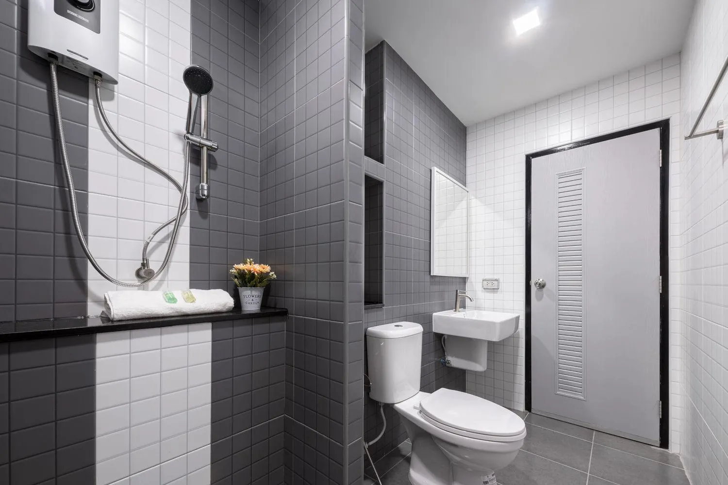 Bathroom in Aqua Residences อควา เรสซิเดนซ์ ห้องพักใหม่ให้เช่า ติดรถไฟฟ้าสถานีวุฒากาศ