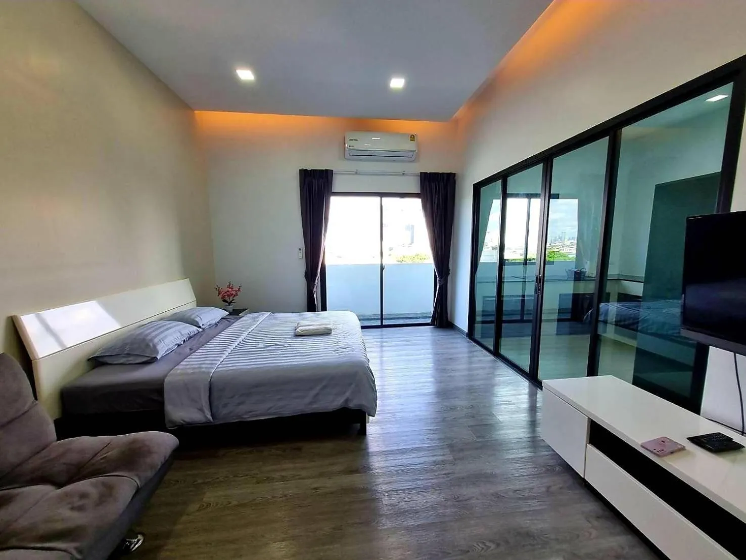 Photo of the whole room, Bed in Aqua Residences อควา เรสซิเดนซ์ ห้องพักใหม่ให้เช่า ติดรถไฟฟ้าสถานีวุฒากาศ