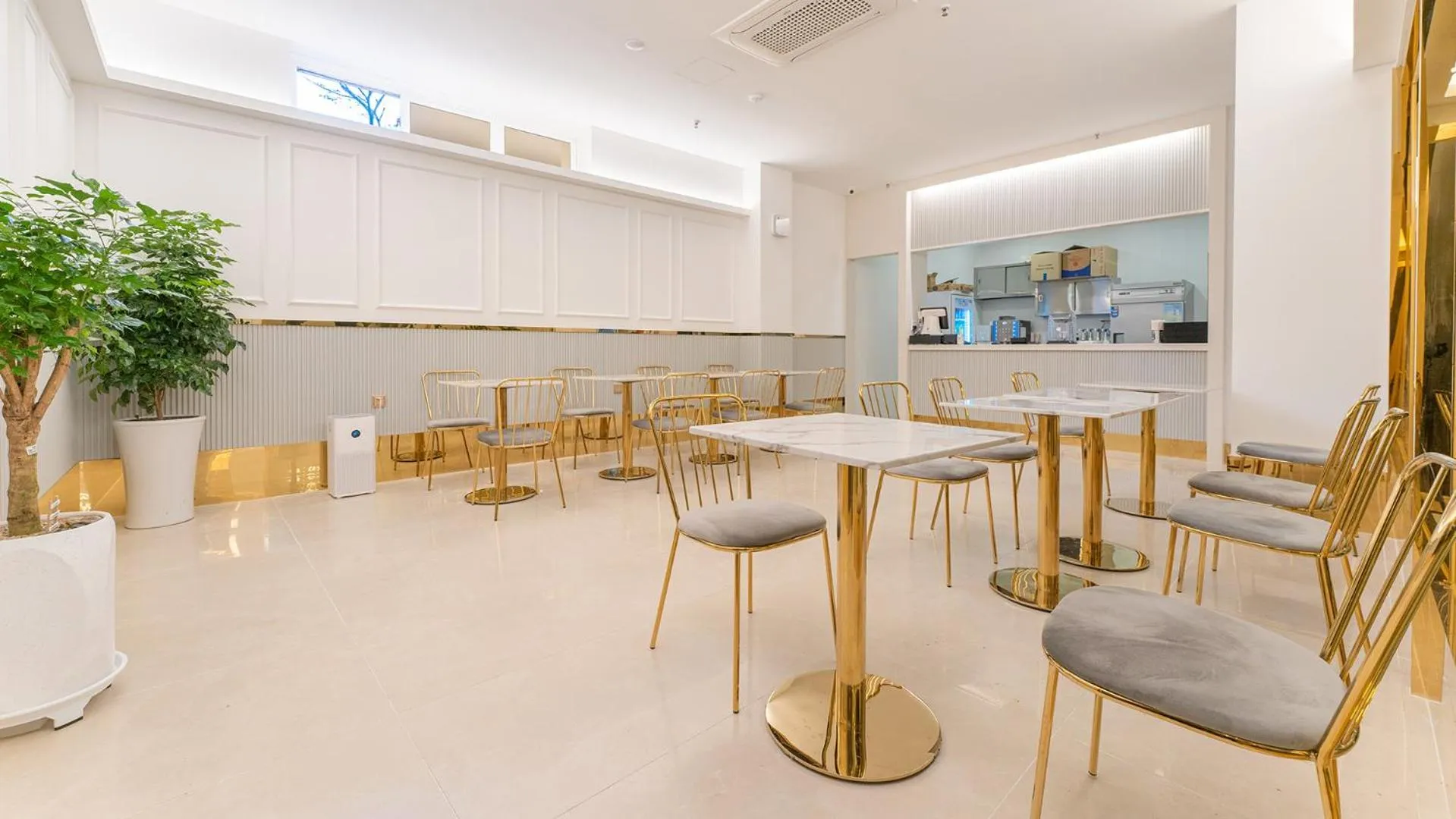 Restaurant/places to eat in Denbasta forest Hotel