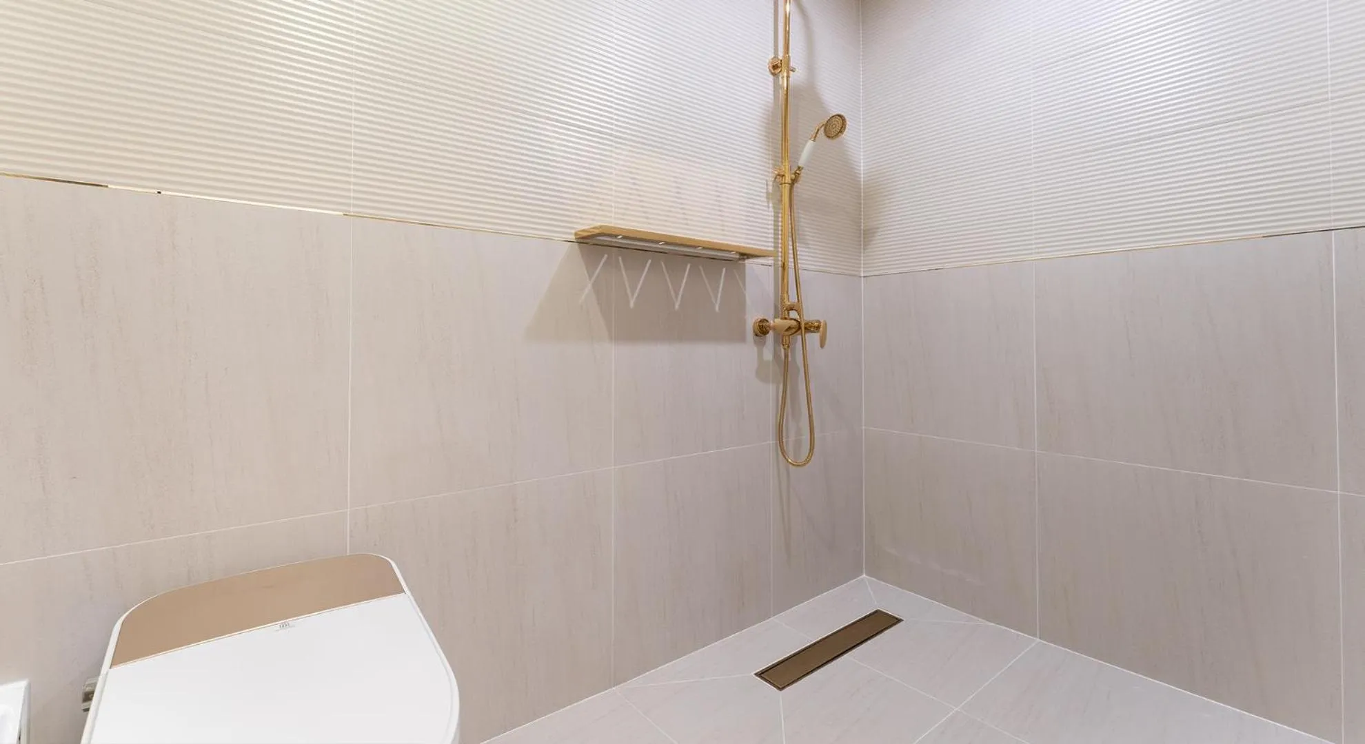 Shower in Denbasta forest Hotel