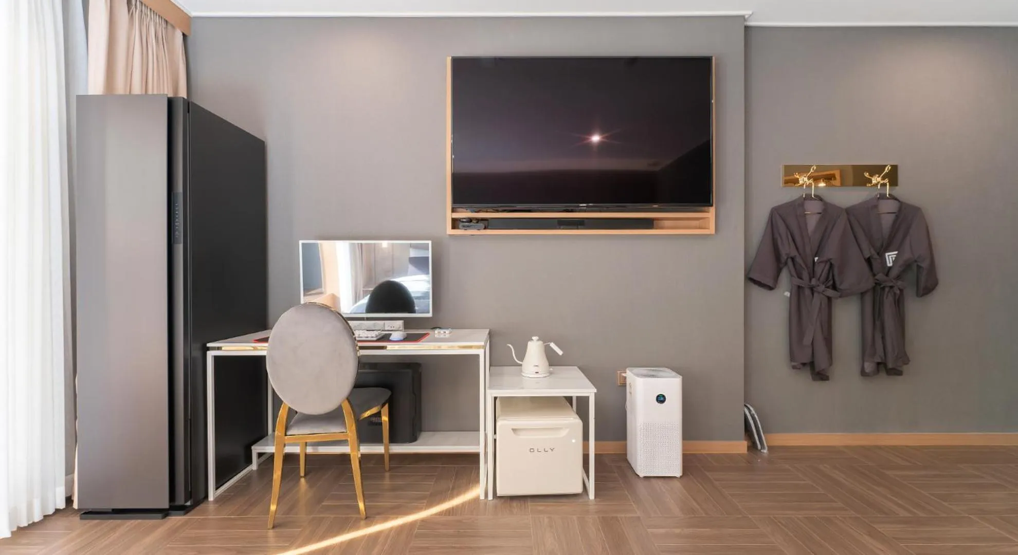 Communal lounge/ TV room in Denbasta forest Hotel