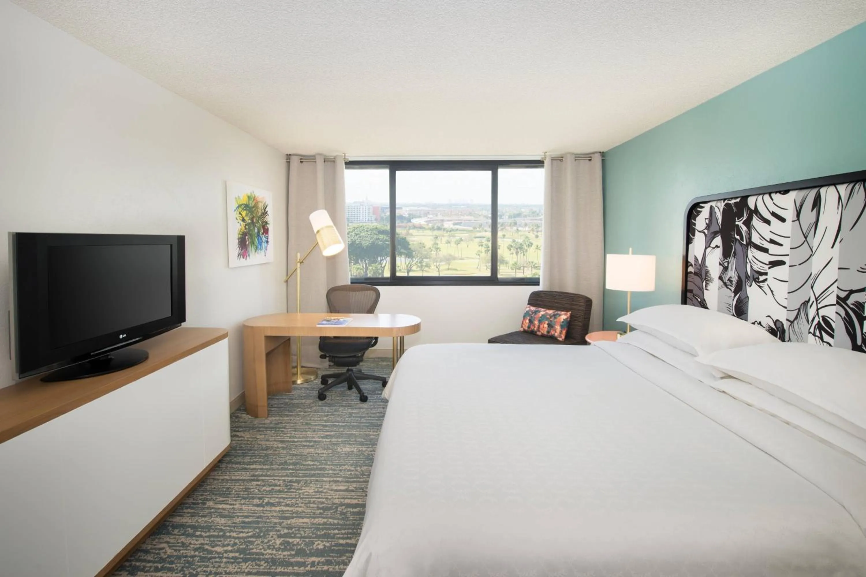 Photo of the whole room, Bed in Sheraton Miami Airport Hotel and Executive Meeting Center